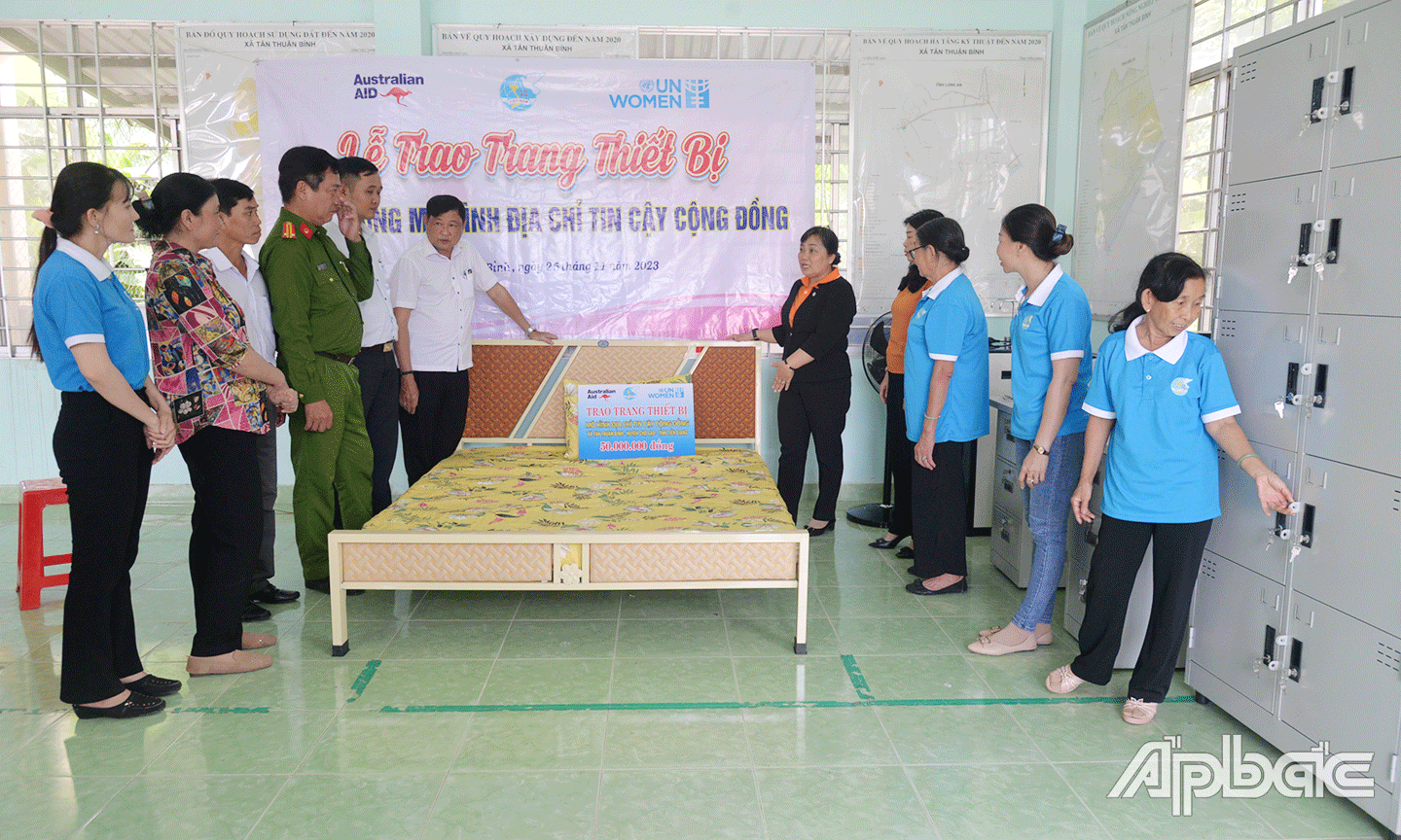 Trao thiết bị cho mô hình “Địa chỉ tin cậy tại cộng đồng”.