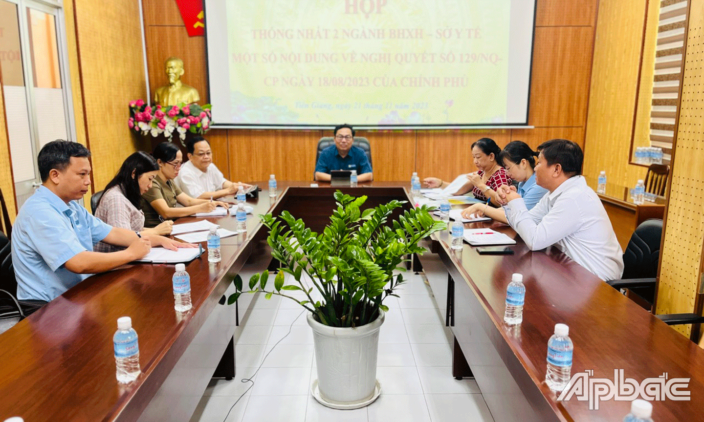 Lãnh đạo ngành Y tế và BHXH tỉnh Tiền Giang họp thống nhất triển khai thực hiện một số nội dung mới theo Nghị định 75 của Chính phủ cho các cơ sở KCB trên địa bàn tỉnh. 