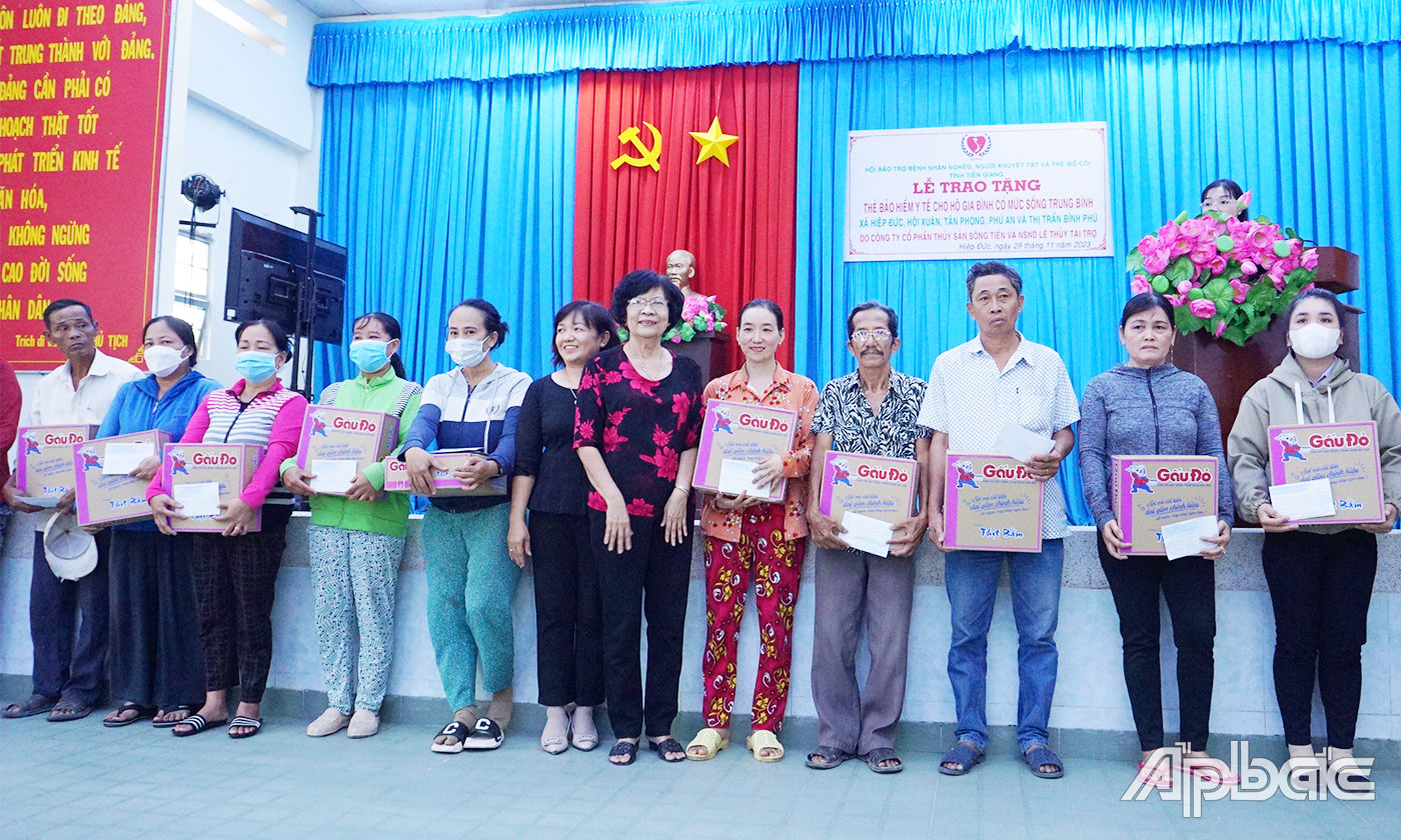 Ban Tổ Chức cùng nhà tài trợ trao thẻ BHYT và quà cho hộ gia đình có mức sống trung bình