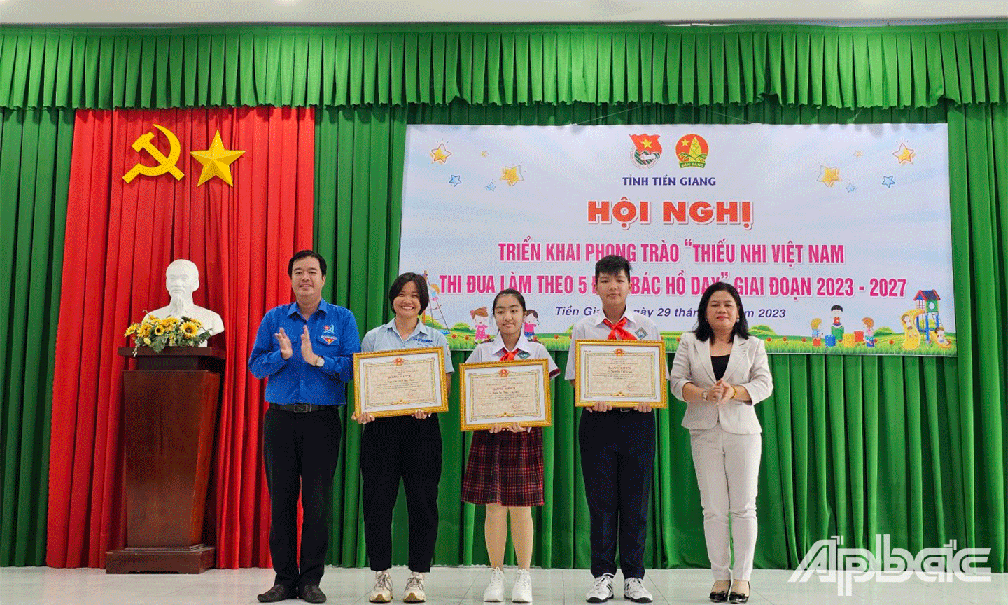 trao Bằng khen cho 3 thiếu nhi đạt giải trong Cuộc thi Sưu tập và tìm hiểu Tem Bưu chính toàn quốc năm 2023