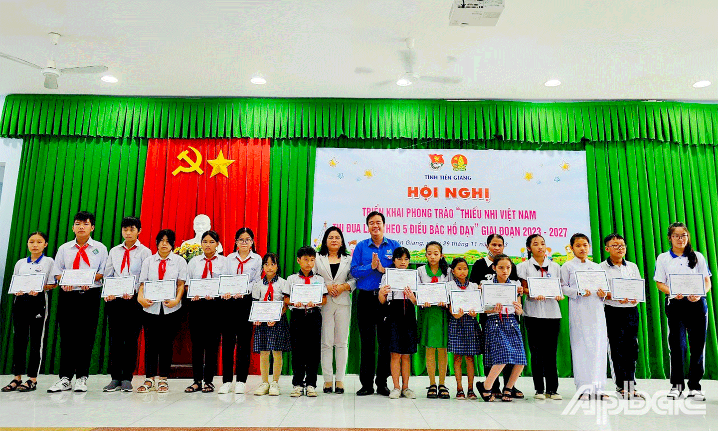 trao học bổng Doraemon (1 triệu đồng/suất) cho 19 em đội viên, học sinh tiêu biểu có hoàn cảnh khó khăn đạt thành tích xuất sắc trong học tập.