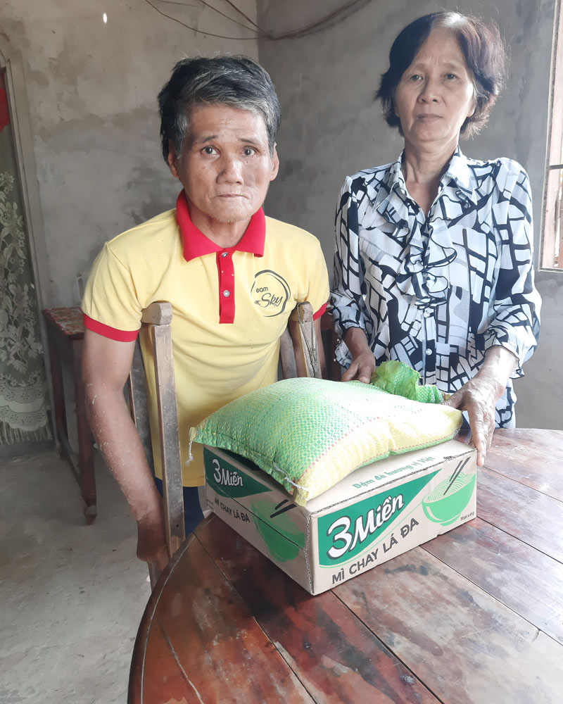 Chủ tịch Hội NNCĐDC huyện Tân Phú Đông Nguyễn Thị Mỹ Tiên thăm hỏi, tặng quà cho NNCĐDC Huỳnh Văn Y, ở ấp Bà Lắm, xã Phú Thạnh.