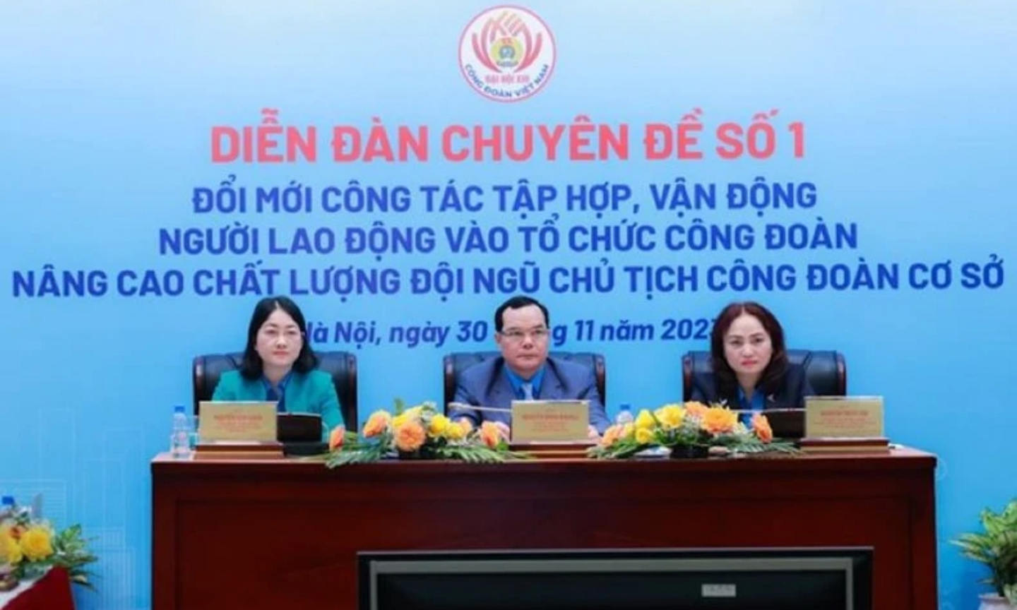 Các đồng chí chủ trì diễn đàn.