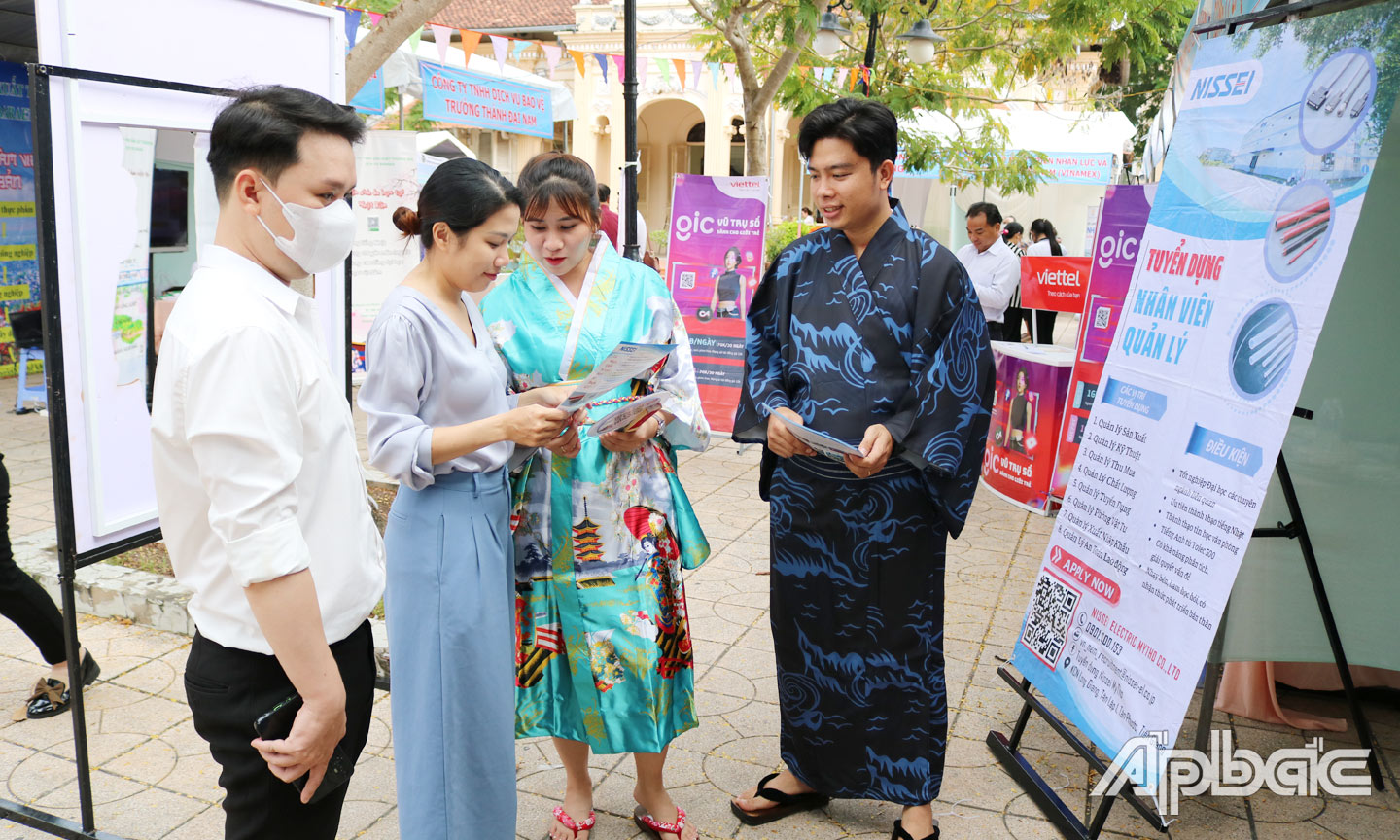 NLĐ tìm hiểu thông tin về thị trường lao động tại Ngày hội Việc làm trong và ngoài nước năm 2023 tổ chức vào ngày 20-11 vừa qua.