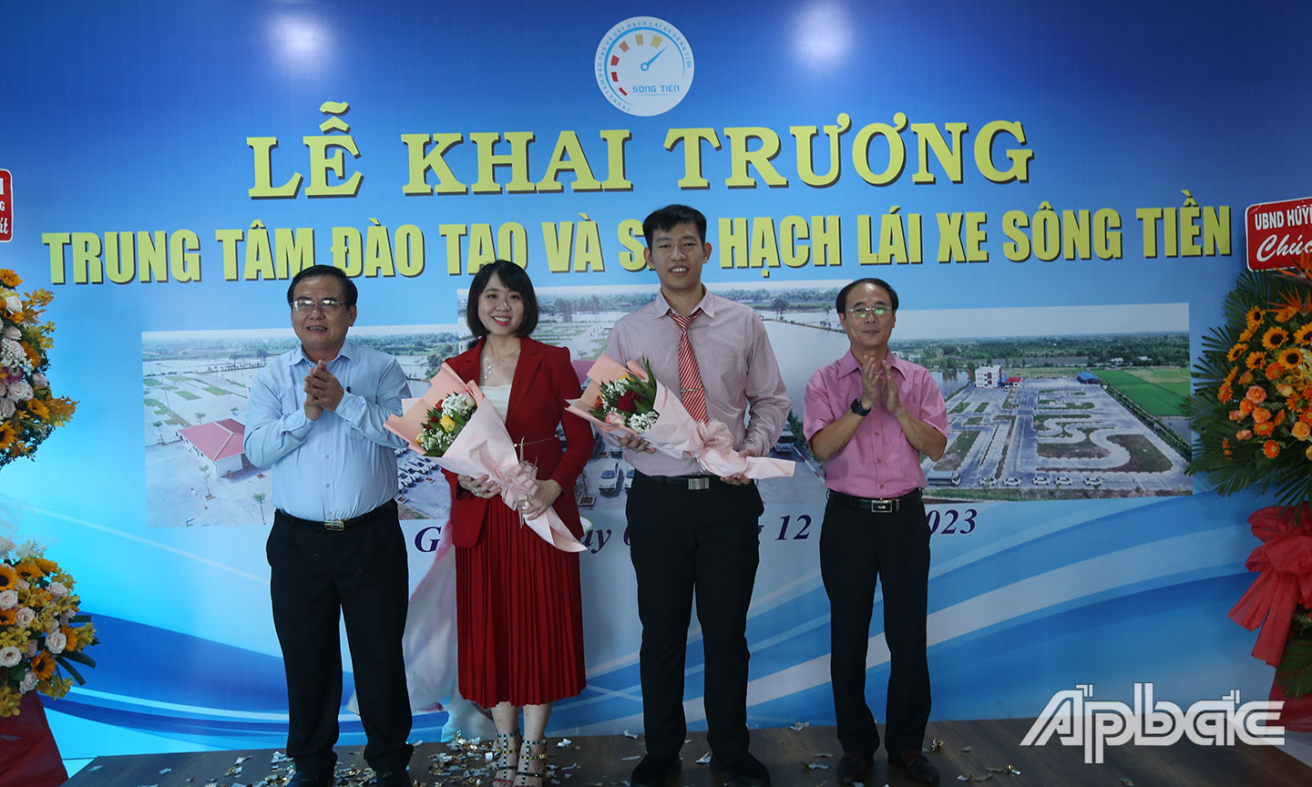 Lãnh đạo địa phương tặng hoa chúc mừng.