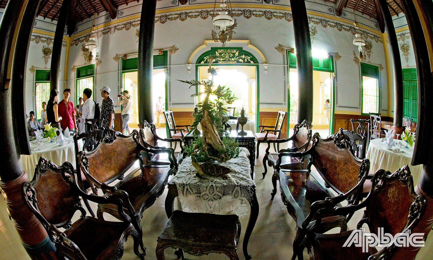 Du khách tham quan nhà cổ của gia đình ông Phan Văn Đức.                                                                                                      	                                                   Ảnh: VÕ NGUYÊN PHÚ