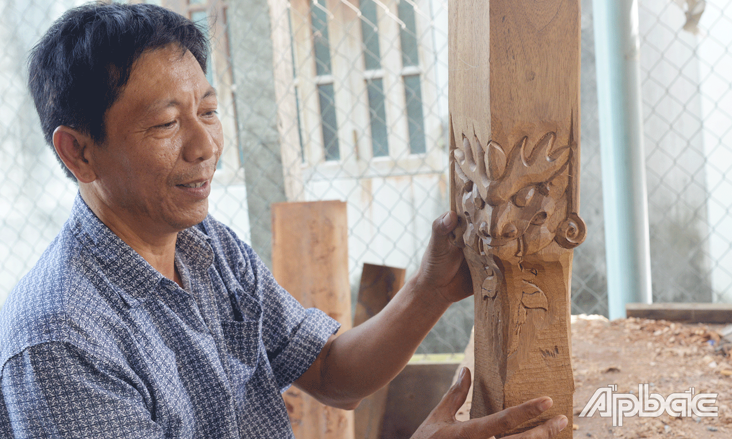 Các nghệ nhân tỉ mỉ chạm khắc trong từng công đoạn, xem các sản phẩm như đứa con tinh thần của mình.