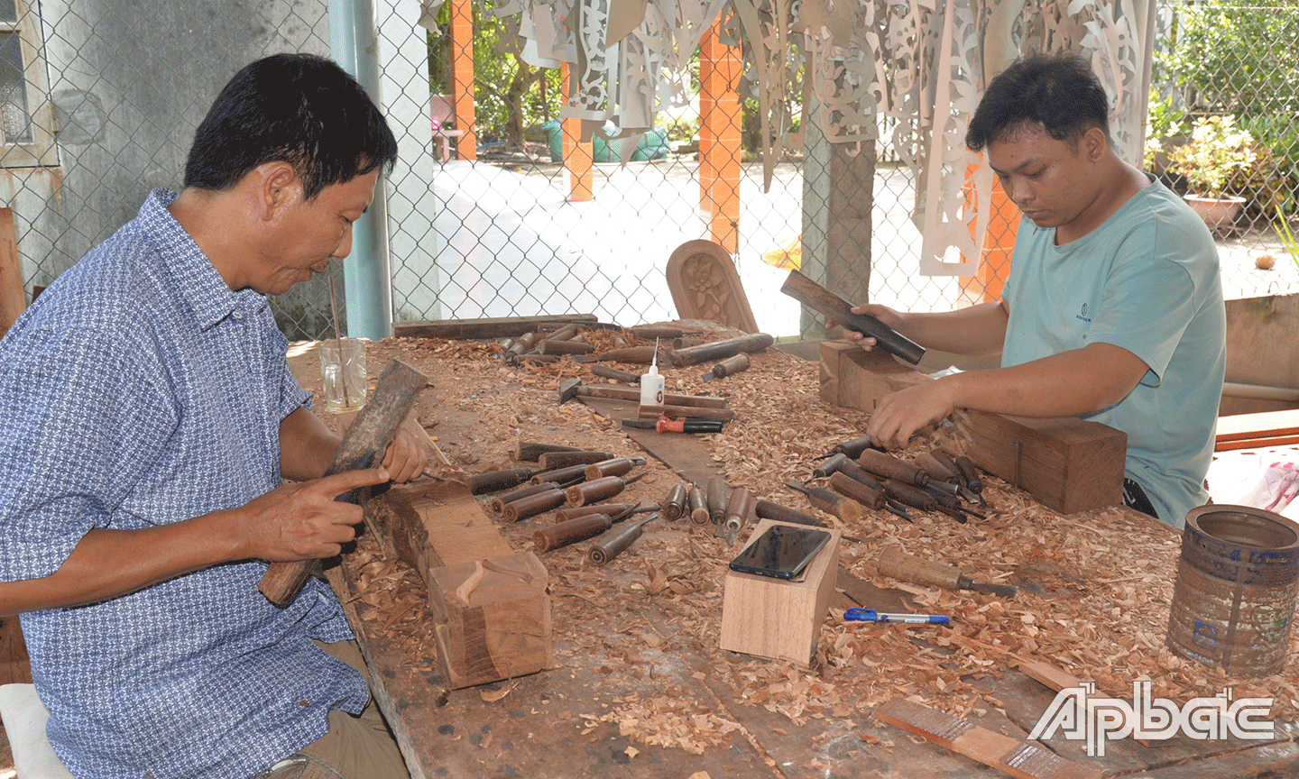 Các nghệ nhân tỉ mỉ chạm khắc trong từng công đoạn, coi các sản phẩm như đứa con tinh thần của mình (3)
