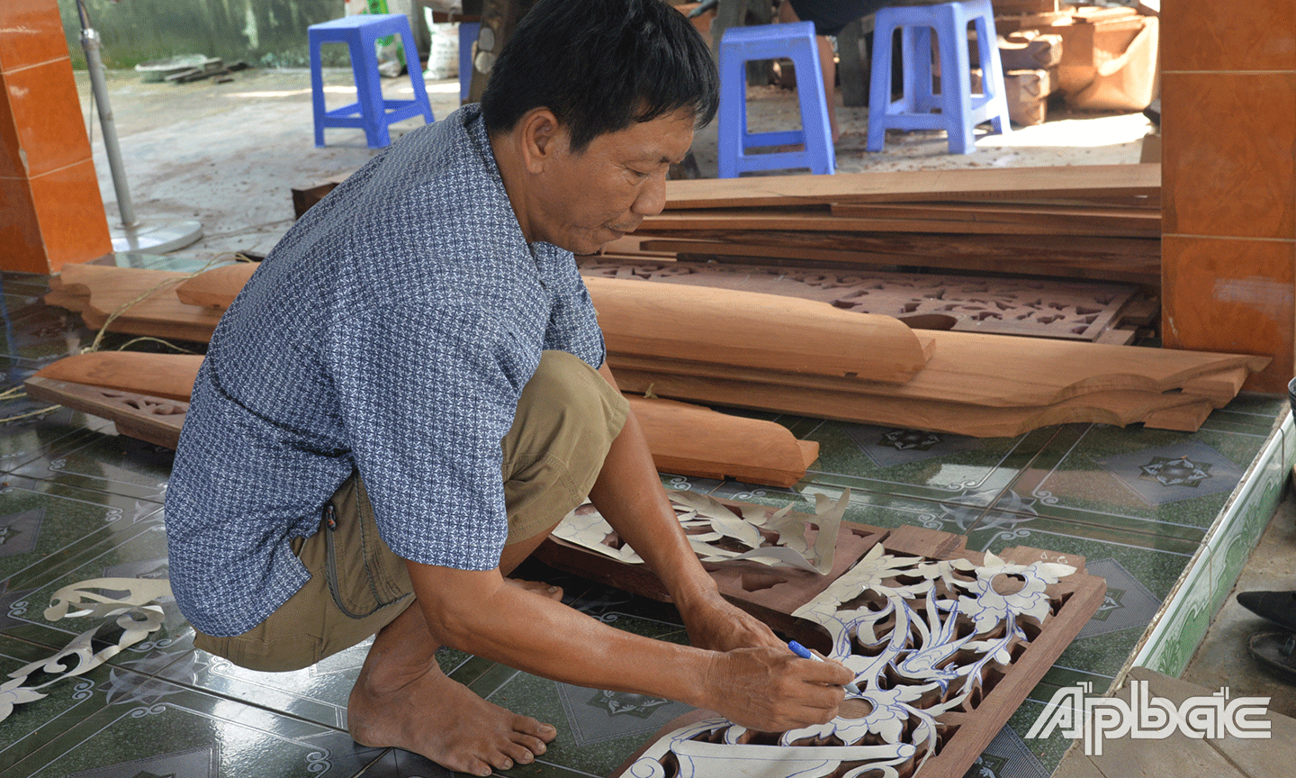 Các nghệ nhân tỉ mỉ chạm khắc trong từng công đoạn, coi các sản phẩm như đứa con tinh thần của mình (2)