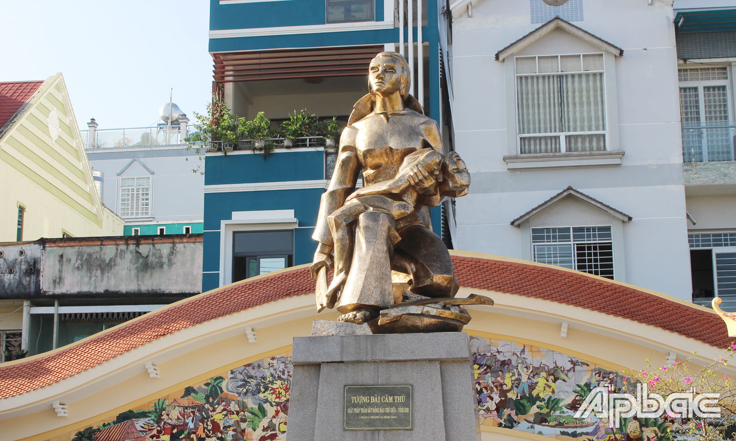 Tượng đài Căm thù tại Chợ Giữa, xã Vĩnh Kim - nơi thực dân Pháp đã bỏ bom thảm sát người dân vô tội năm 1940.