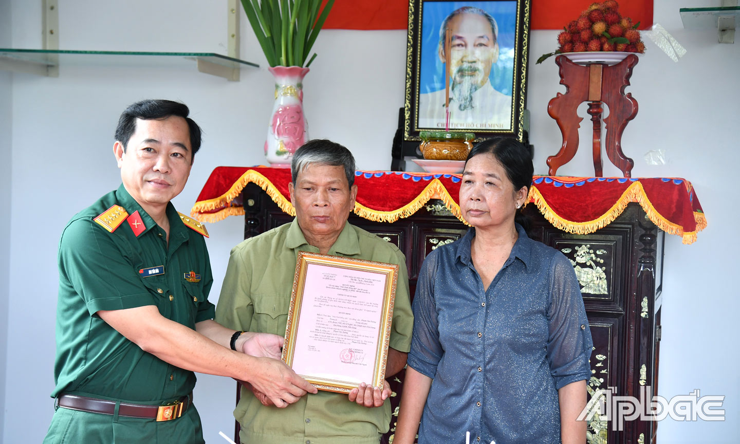 Đại tá Mai Văn Hòa, Tỉnh ủy viên, Chính ủy Bộ CHQS tỉnh trao Quyết định tặng “Nhà Tình đồng đội” cho ông Phạm Văn Tưởng, ngụ xã Hòa Hưng, huyện Cái Bè.
