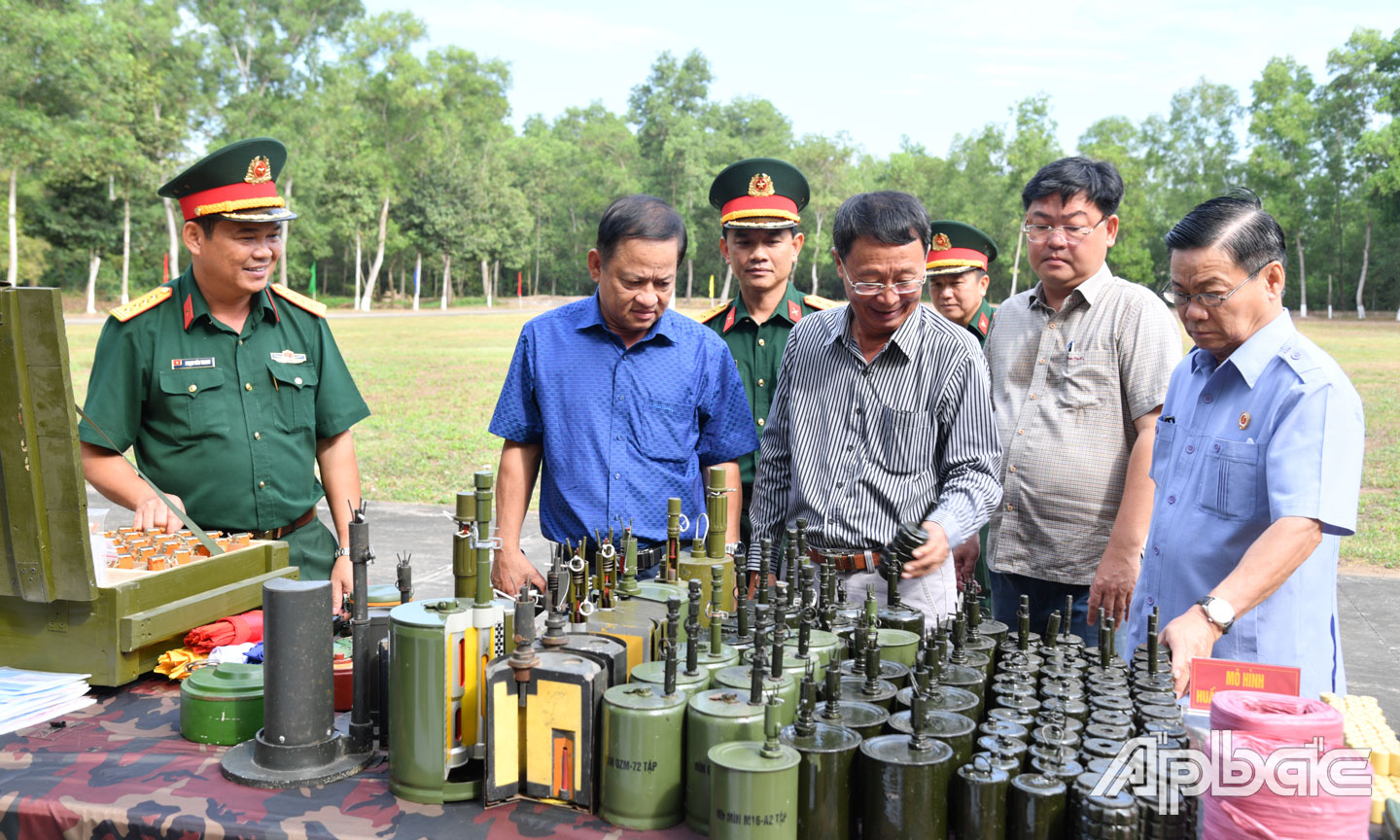 Đại biểu tham quan mô hình, học cụ phục vụ cho công tác huấn luyện của LLVT tỉnh.