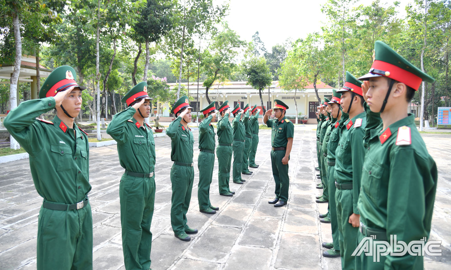 Huấn luyện điều lệnh đội ngũ cho chiến sĩ mới.