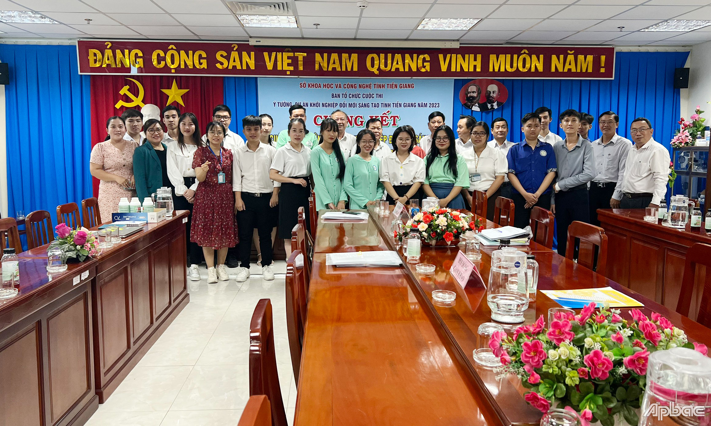 Các thí sinh Bảng học sinh, sinh viên chụp hình lưu niệm cùng Ban Tổ chức.