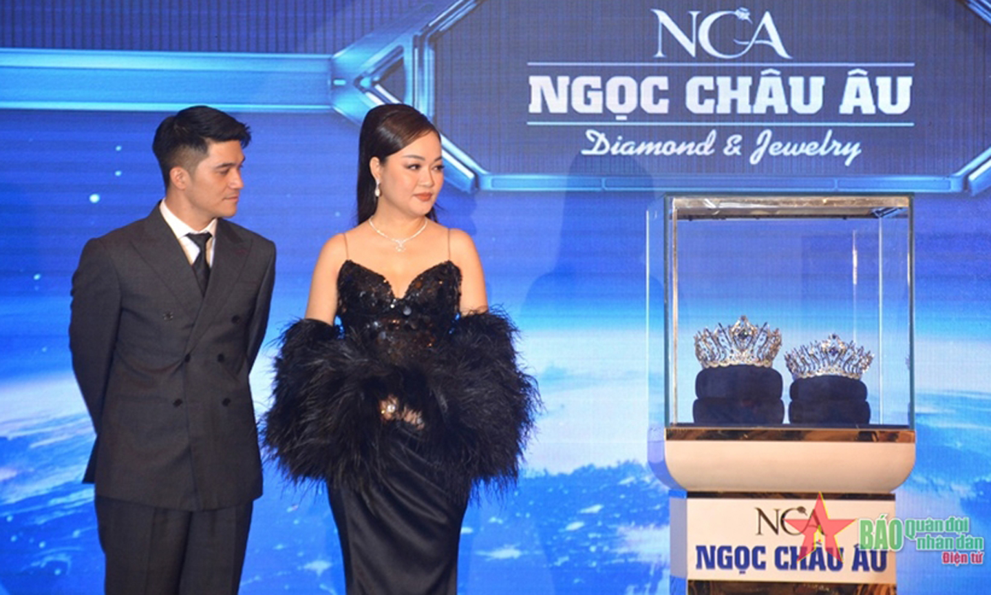 Ban tổ chức giới thiệu vương miện dành cho hoa hậu và á hậu cuộc thi Hoa hậu Hoàn vũ Việt Nam – Miss Cosmo Vietnam 2023.