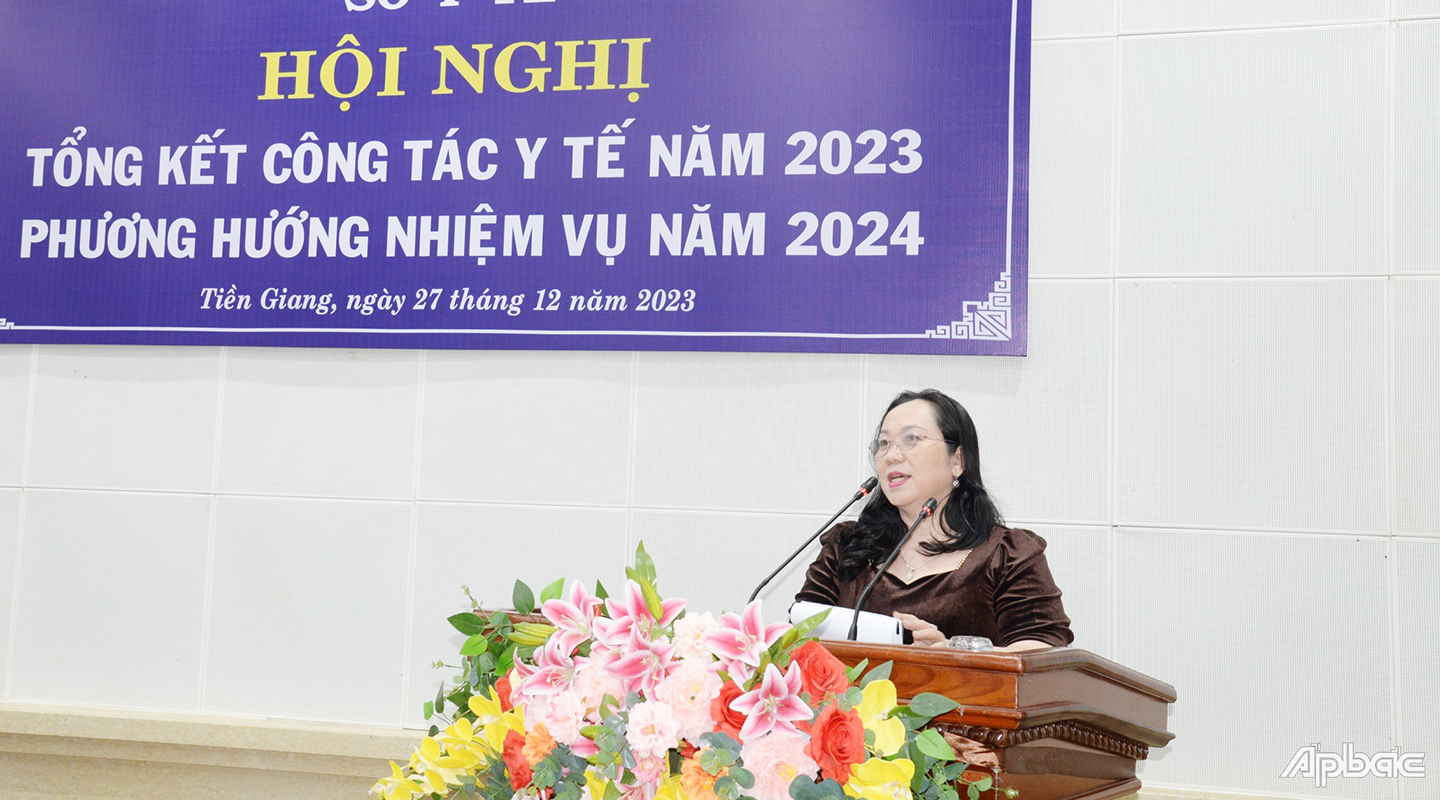 Đồng chí Nguyễn Thị Tuyết Vân, Trưởng Ban Văn hóa - Xã hội HĐND tỉnh đánh giá ngành y tế đã thực hiện đạt và vượt các chỉ tiêu y tế theo kế hoạch Nghị Quyết của HĐND tỉnh