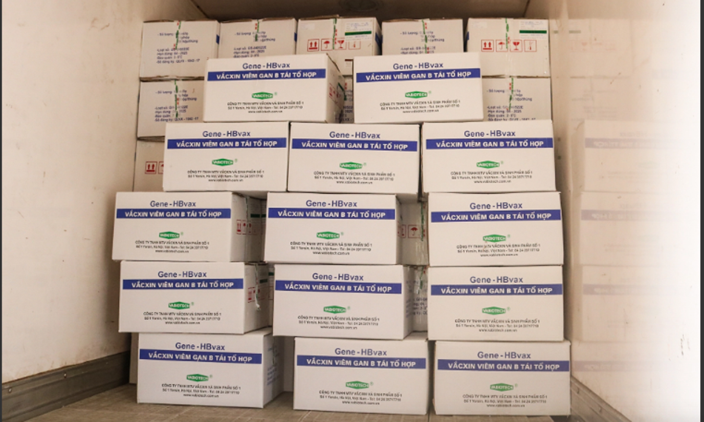 Vaccine viêm gan B tái tổ hợp vận chuyển vào kho Quốc gia để phân bổ, vận chuyển đến các khu vực phục vụ tiêm chủng mở rộng.