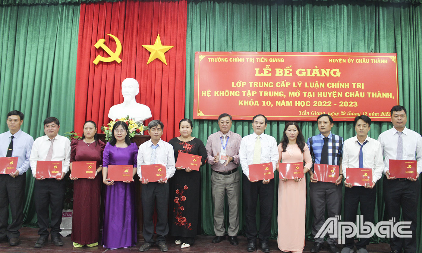 Phó Hiệu trưởng Trường Chính trị tỉnh Tiền Giang Nguyễn Văn Thu trao Bằng tốt nghiệp cho các học viên.