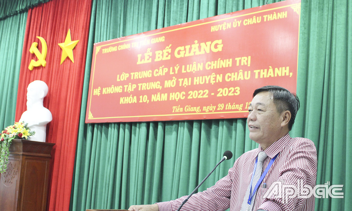 Phó Hiệu trưởng nhà trường Nguyễn Văn Thu phát biểu tại Lễ bế giảng.