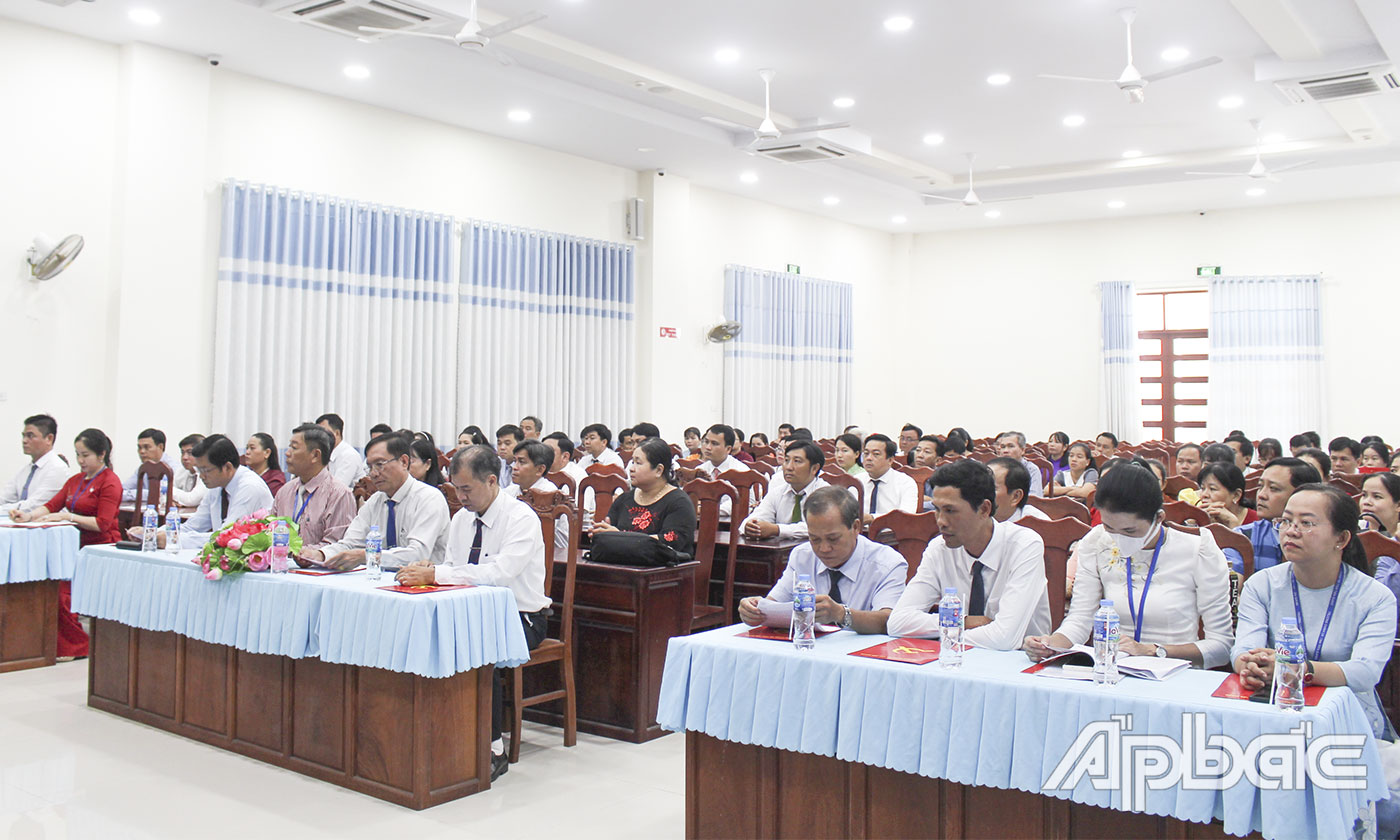 Các đại biểu tham dự Lễ bế giảng và Trao Bằng tốt nghiệp Trung cấp Lý luận chính trị cho các học viên. 