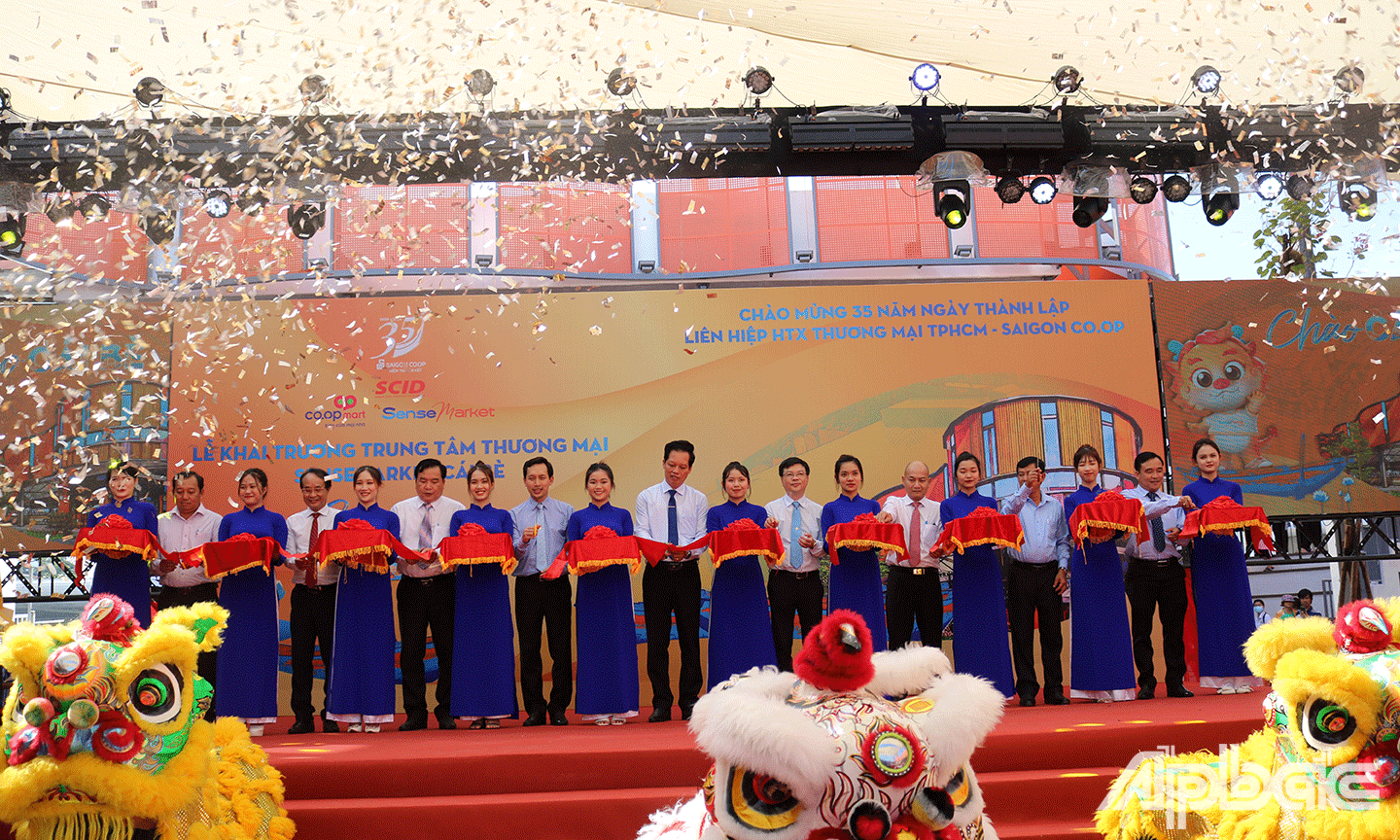 Nghi thức cắt băng khai trương Trung tâm thương mại SenseMarket và Siêu thị Coopmart tại huyện Cái Bè