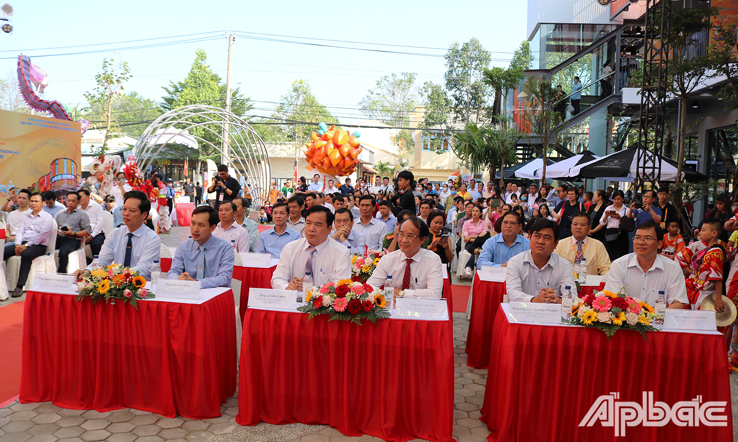 Đại biểu tham dự lễ khai trương Trung tâm thương mại SenseMarket và Siêu thị Coopmart tại huyện Cái Bè