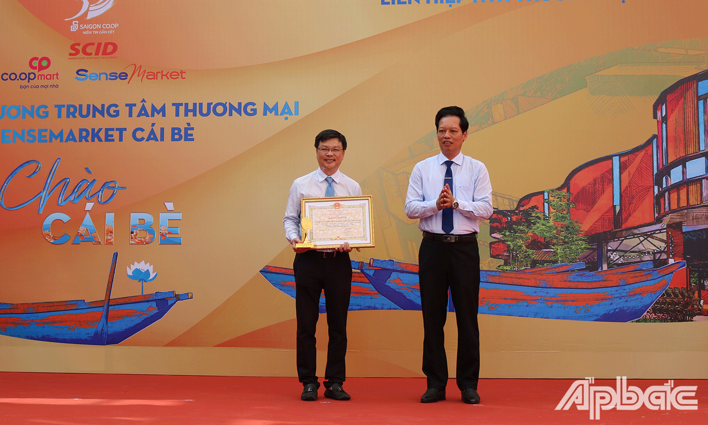 Phó Chủ tịch UBND tỉnh Tiền Giang Nguyễn Thành Diệu tặng Bằng khen của Chủ tịch UBND tỉnh cho Công ty 