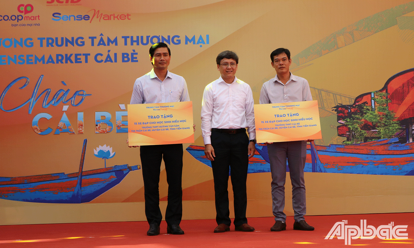 trao tặng 30 xe đạp cho các em học sinh có thành tích tốt, vượt khó tại trường THPT Cái Bè và Trường THPT Huỳnh Văn Sâm tại thị trấn Cái Bè, huyện Cái Bè, tỉnh Tiền Giang