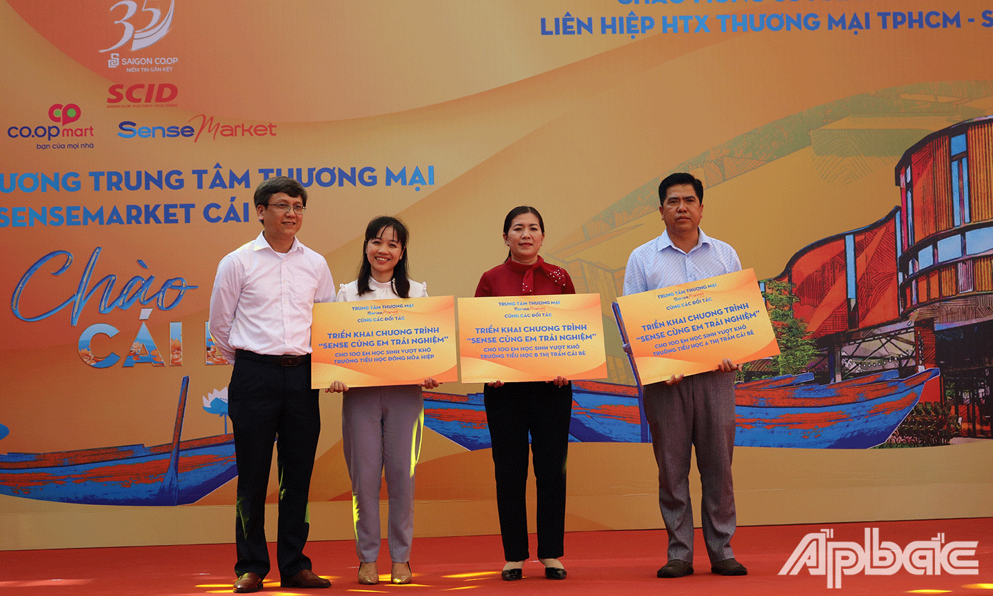 chương trình “Sense cùng em trải nghiệm” dành cho 500 em học sinh có hoàn cảnh khó khăn, hiếu học thuộc 05 trường cấp I tại huyện Cái Bè chương trình tham quan và trải nghiệm các hoạt động ẩm thực, vui chơi, tham gia gian hàng trò chơi truyền thống như làm thiệp tết, nặn tò he, đan len, trồng cây, vẽ tranh cát….