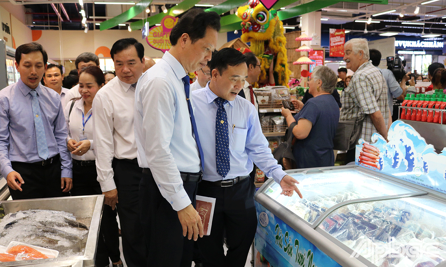 Đại biểu tham quan Trung tâm thương mại SenseMarket và Siêu thị Coopmart tại huyện Cái Bè