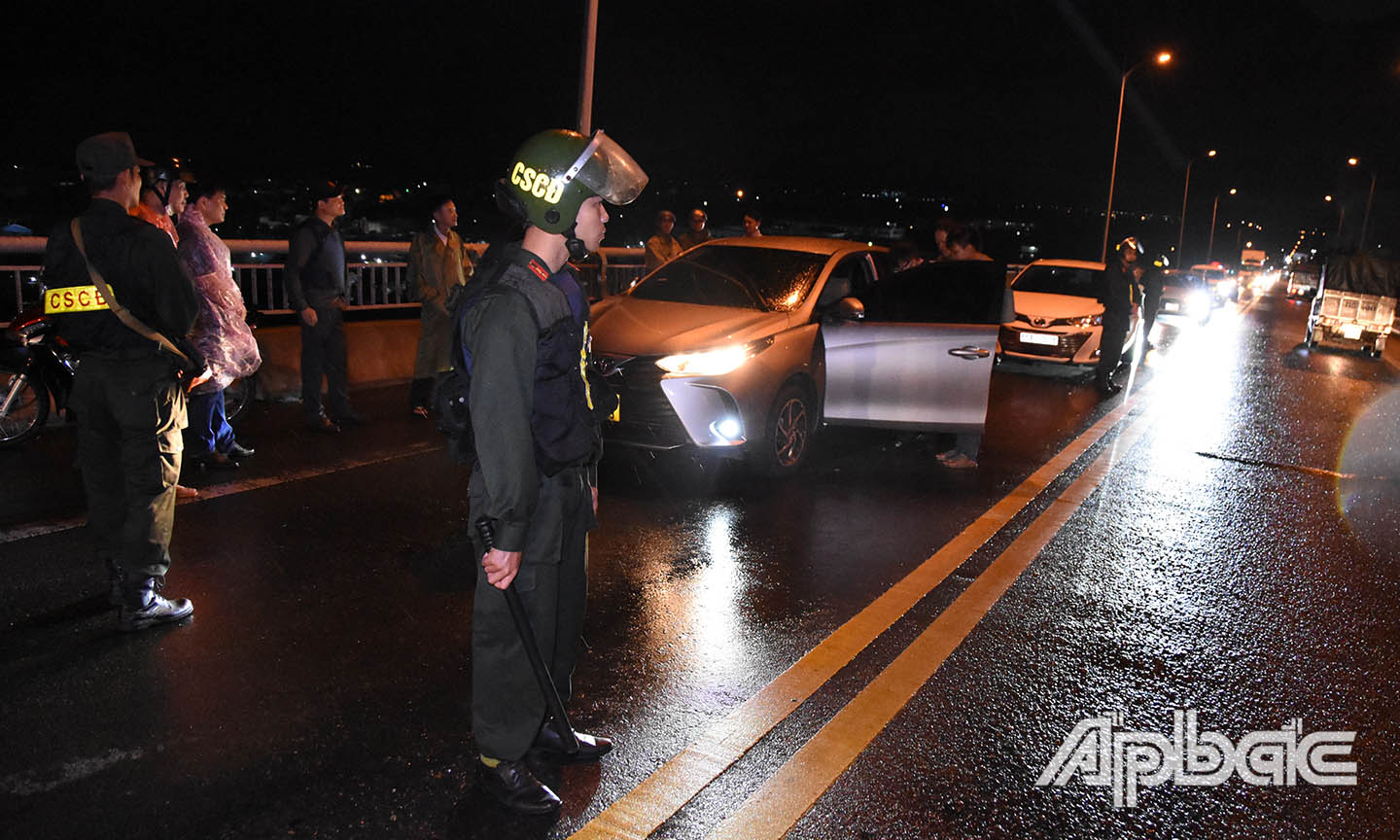 1. Hiện trường chốt chặn, bắt giữ 31 đối tượng từ tỉnh Bến Tre mang theo hung khí sang địa bàn Tiền Giang chuẩn bị đánh nhau. Ảnh Trọng Tín.