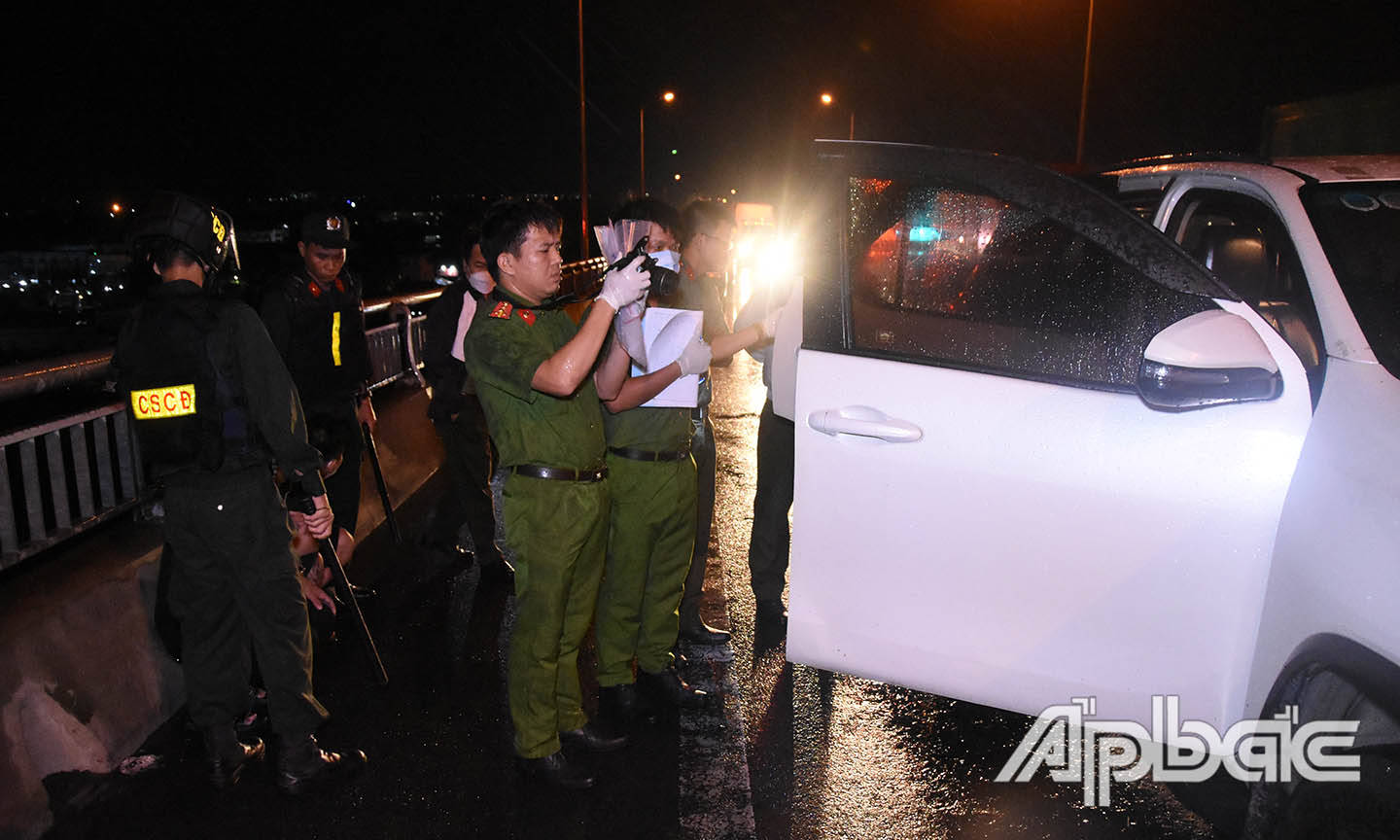 1. Hiện trường chốt chặn, bắt giữ 31 đối tượng từ tỉnh Bến Tre mang theo hung khí sang địa bàn Tiền Giang chuẩn bị đánh nhau. Ảnh Trọng Tín (2).psd