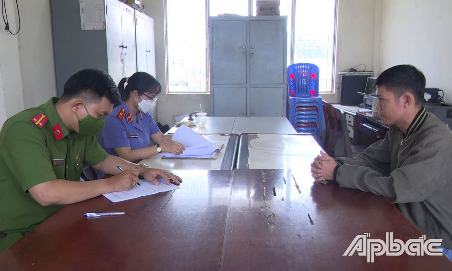 Đối tượng Trang tại cơ quan điều tra.