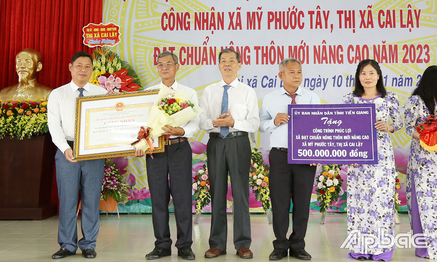 Lãnh đạo ngành Nông nghiệp Tiền Giang và TX. Cai Lậy trao Bằng công nhận đạt chuẩn NTM nâng cao, Bảng tượng trưng tặng công trình phúc lợi và hoa chúc mừng cho xã Tân Phú.