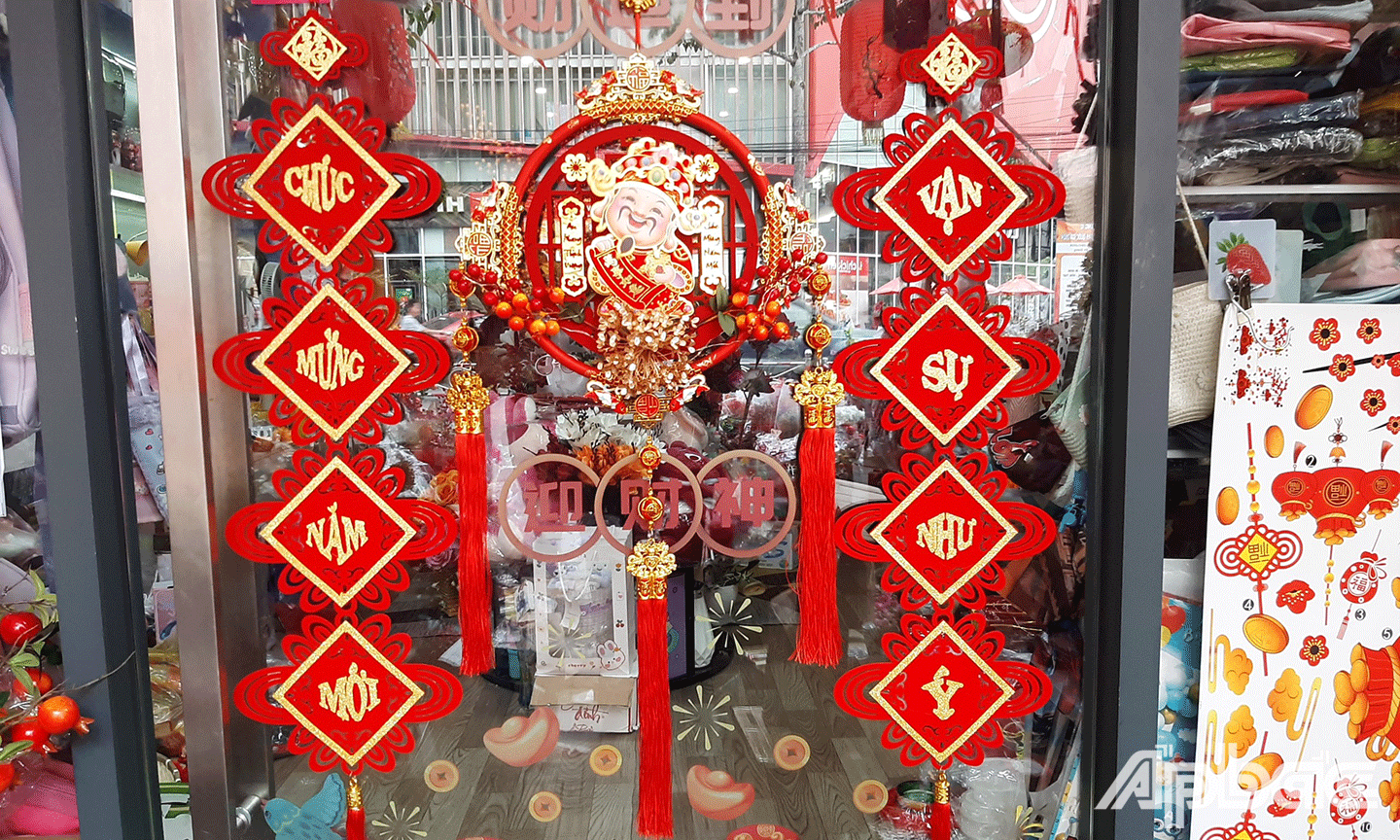 Đa dạng mặt hàng đồ trang trí tết, được thiết kế bắt mắt với gam màu đỏ vàng chủ đạo cho ngày tết 