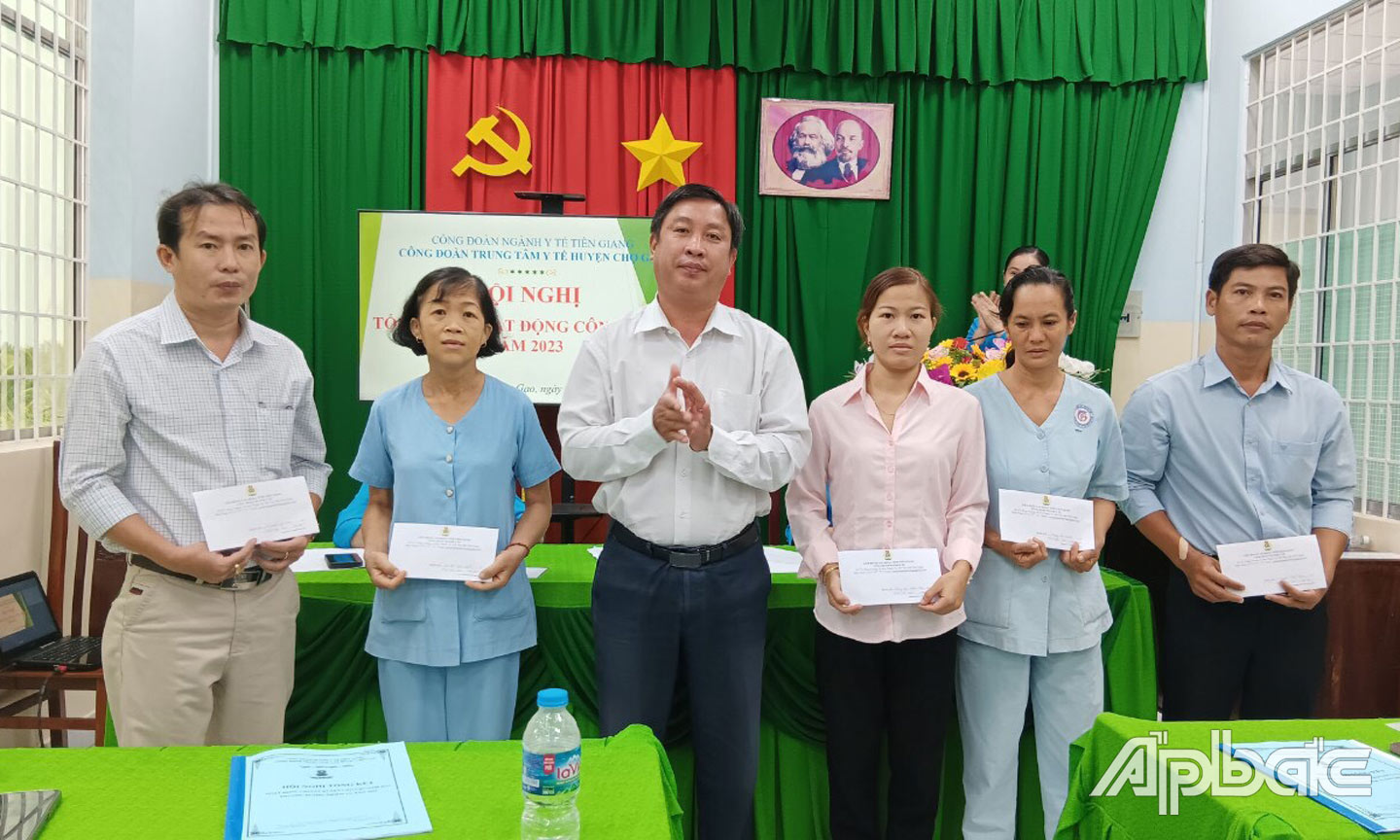 Công đoàn ngành Y tế trao quà cho đoàn viên, người lao động có hoàn cảnh khó khăn, bệnh hiểm nghèo nhân dịp Tết Giáp Thìn 2024 tại CĐCS Trung tâm Y tế huyện Chợ Gạo.