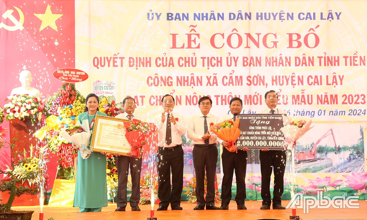 Đồng chí Nguyễn Văn Mẫn, Giám đốc Sở Nông nghiệp và Phát triển nông thôn trao Bằng công nhận đạt chuẩn NTM nâng cao và Bảng tượng trưng tặng công trình phúc lợi 500 triệu đồng cho xã Mỹ Phước Tây.