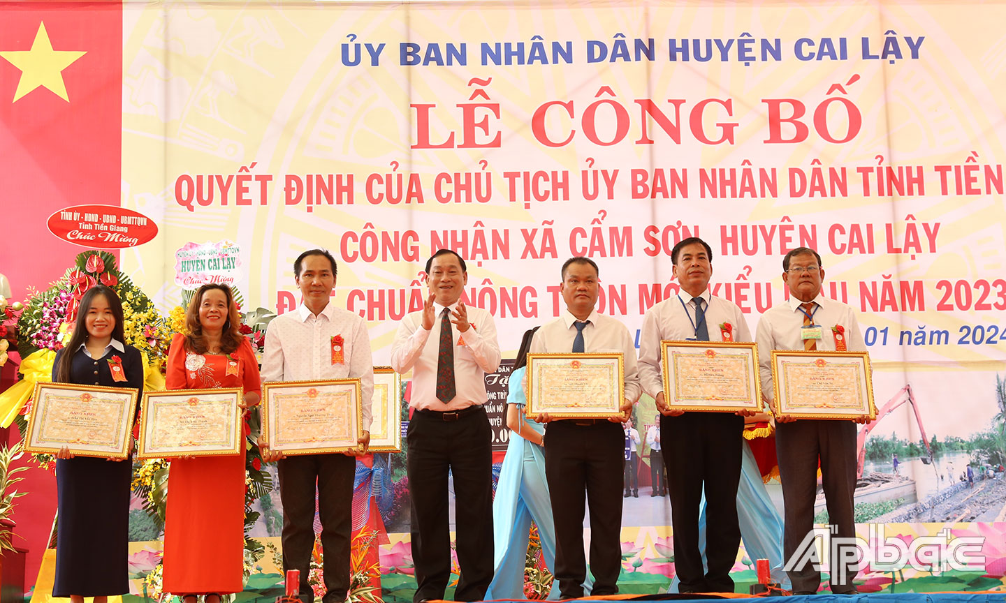 Trao bằng khen UBND tỉnh Tiền Giang.