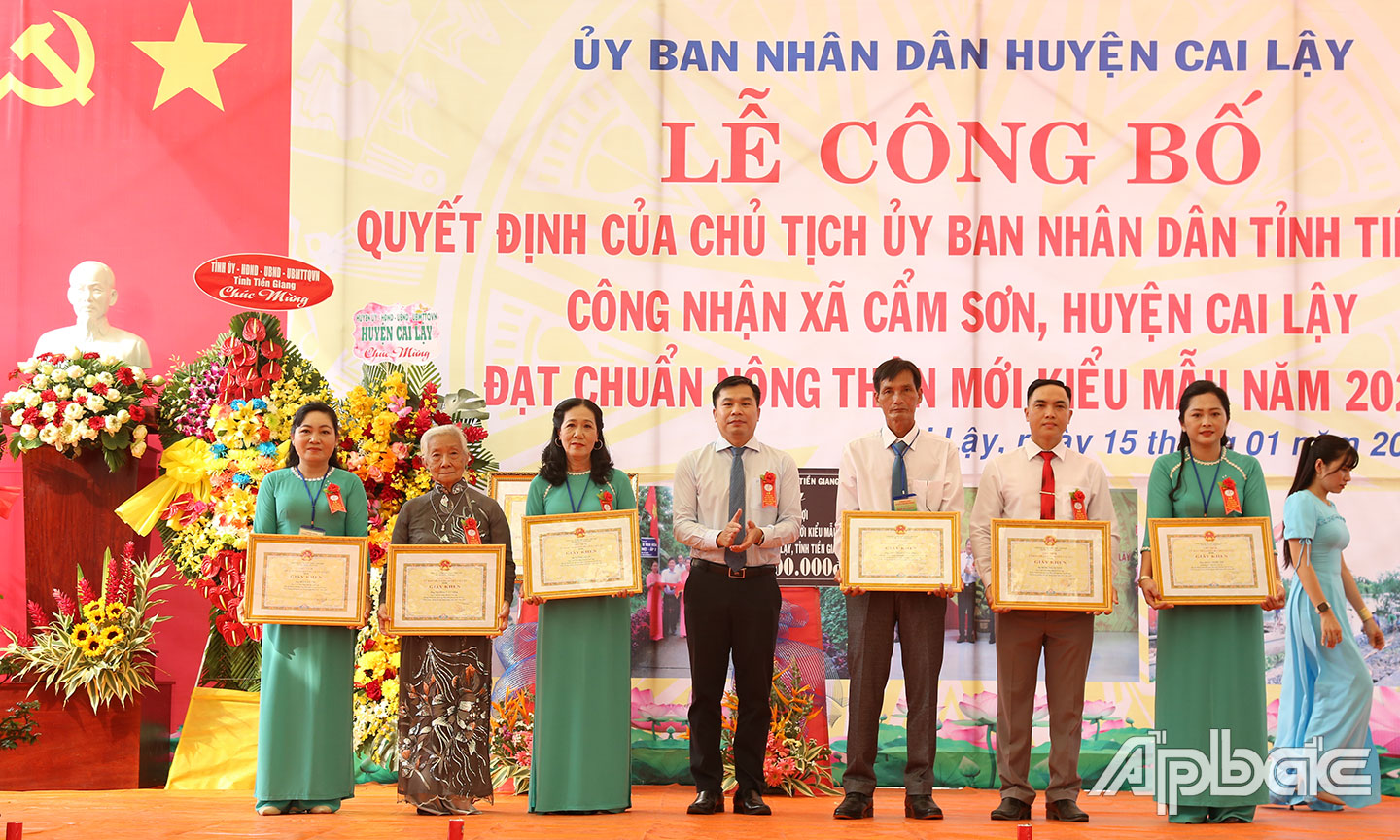 Đồng chí Trần Quốc Bình trao giấy khen UBND huyện cho 