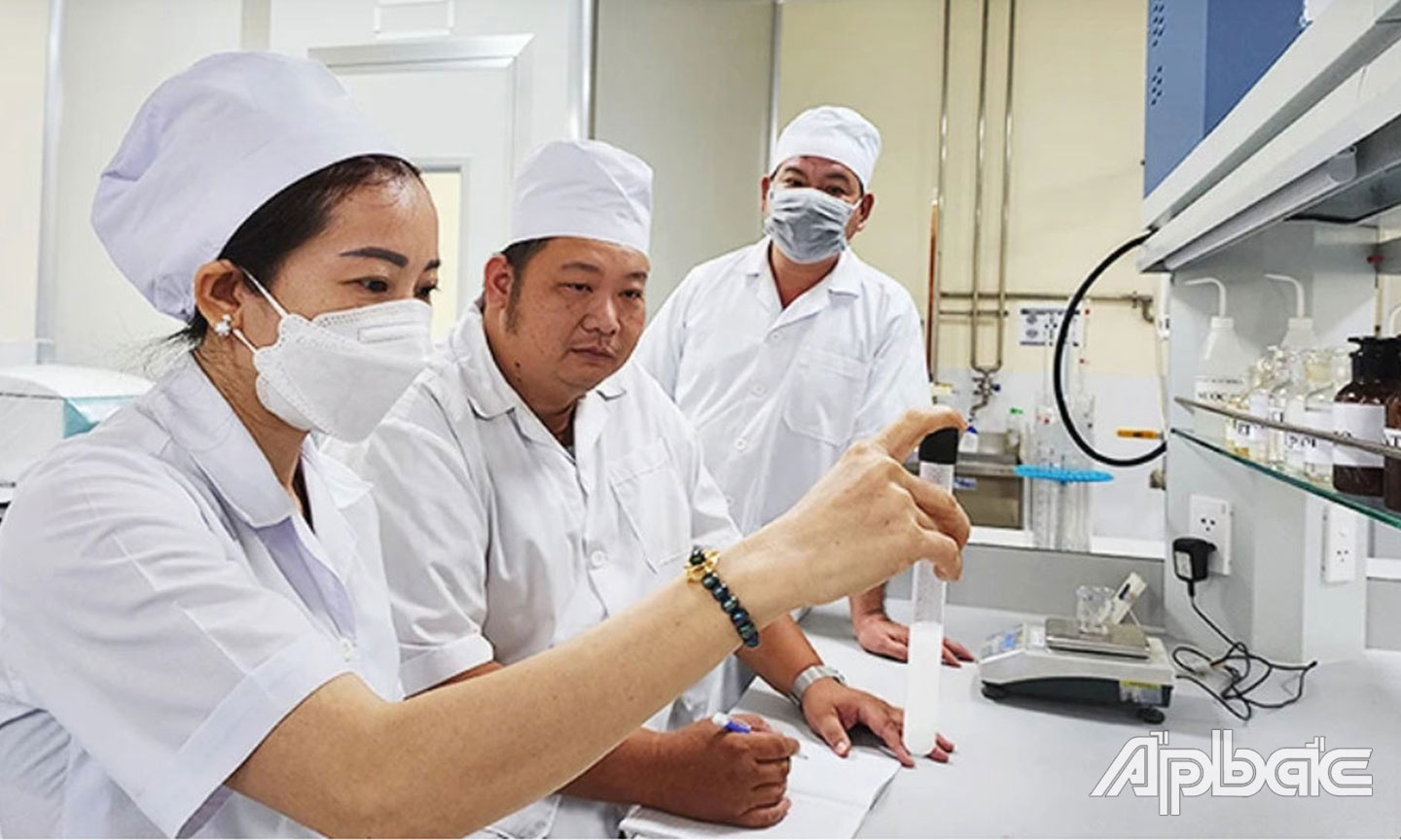  Nghiên cứu khoa học là một trong những nhiệm vụ quan trọng tại Trại rắn Đồng Tâm.