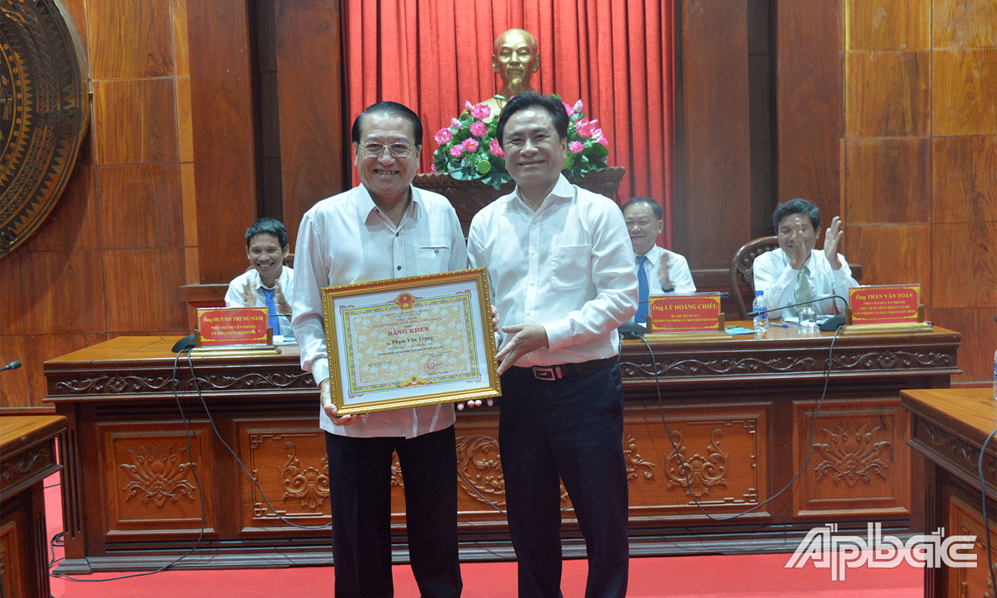 Trao Bằng khen cùa Chủ tịch UBND tỉnh cho đồng chí Phạm Văn Trọng.