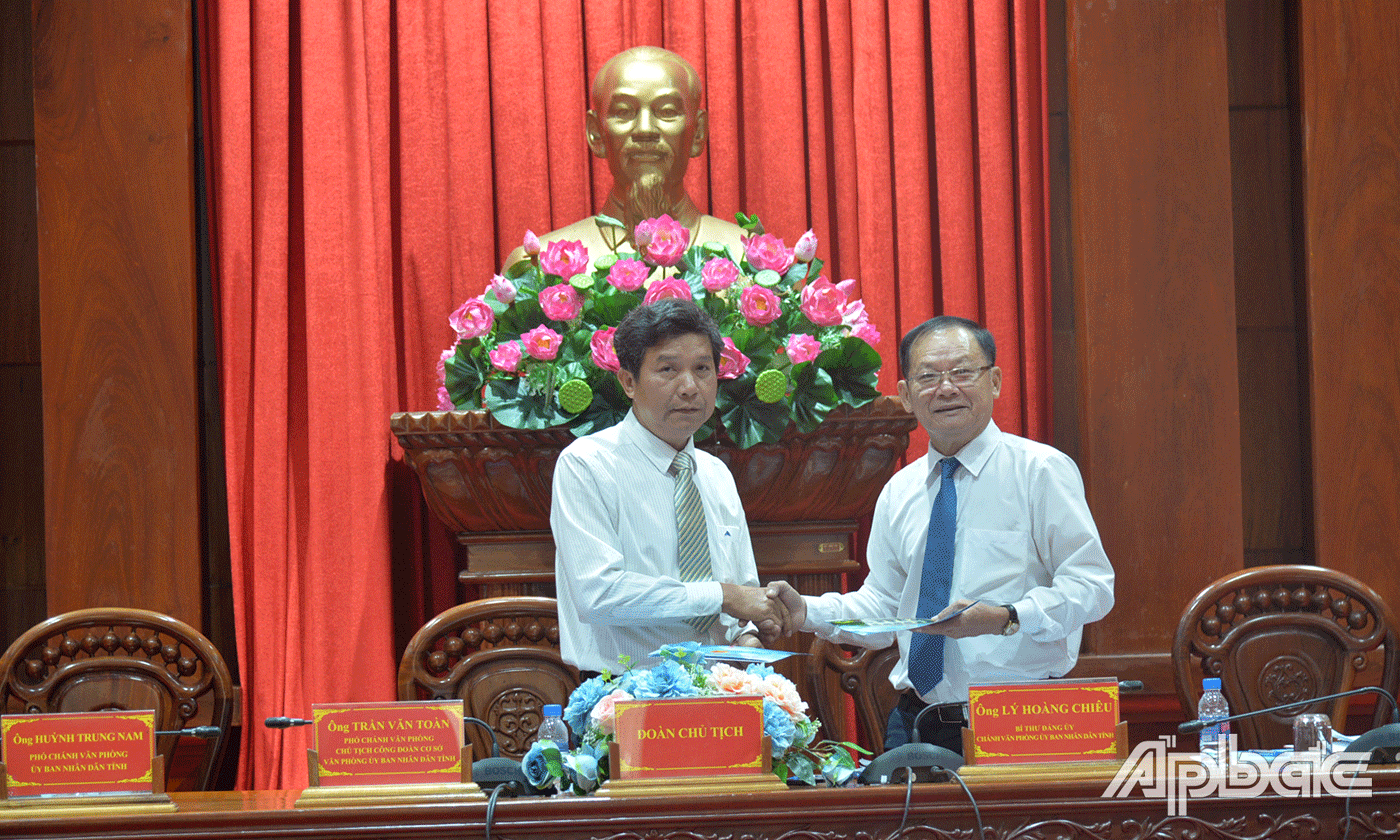 Ký kết giao ước thi đua.