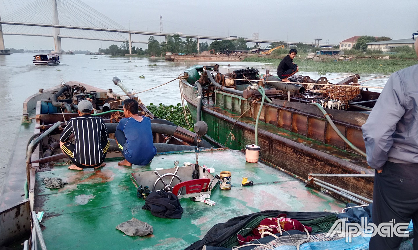 2 phương tiện khai thác cát trái phép.