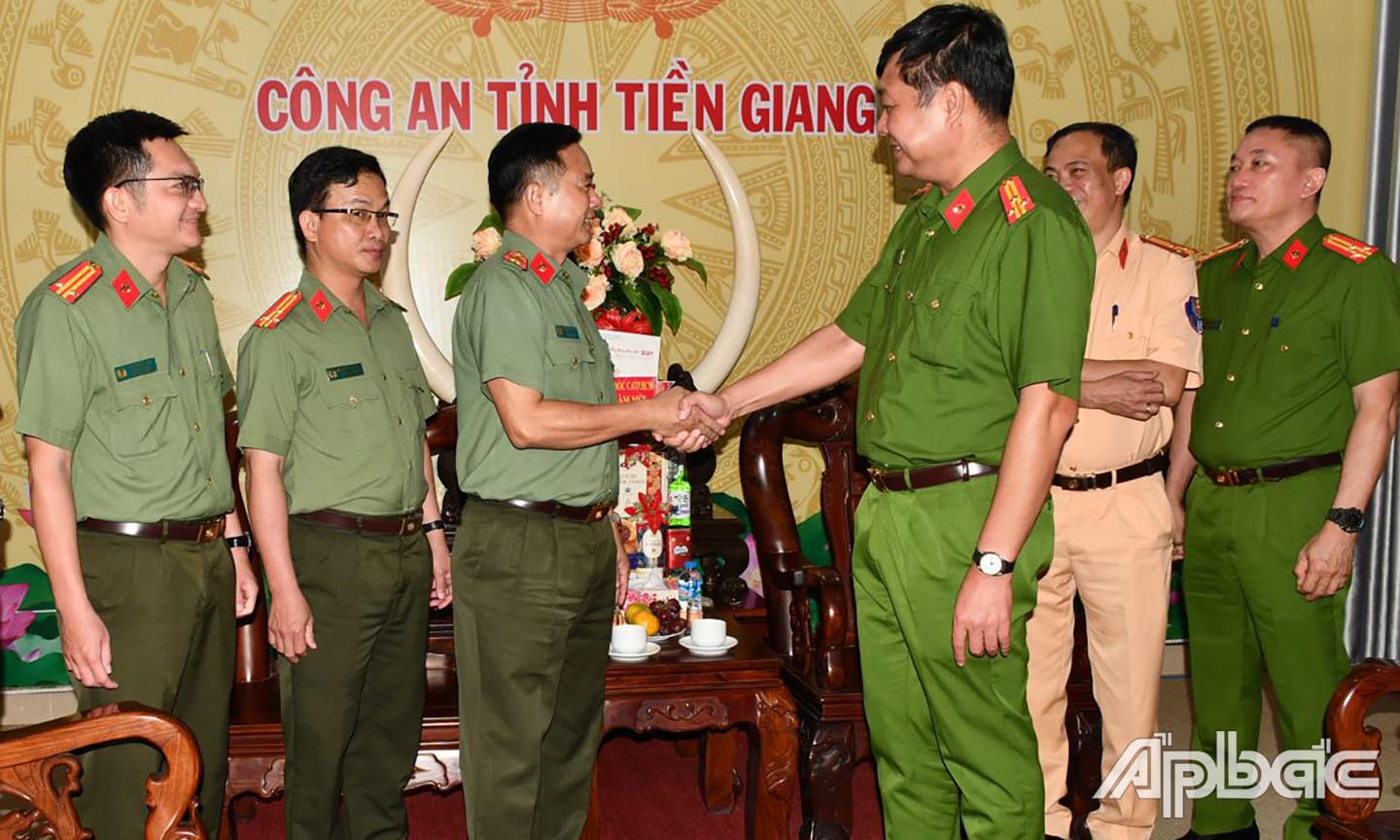 Đảng ủy, Ban Giám đốc Công an Thành phố Hồ Chí Minh chúc mừng xuân mới Đảng uỷ - Ban giám đốc và cán bộ, chiến sỹ Công an tỉnh Tiền Giang. Ảnh Trọng Tín (2) copy