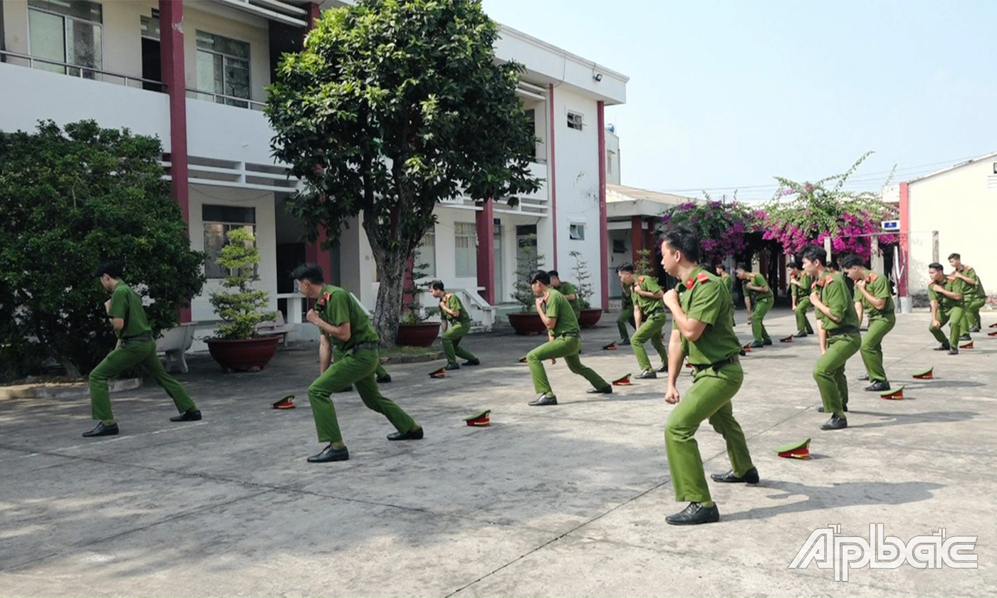 Lực lượng Công an huyện thường xuyên rèn luyện Xây dựng Công an nhân dân thật sự trong sạch, vững mạnh, chính quy, tinh nhuệ, hiện đại