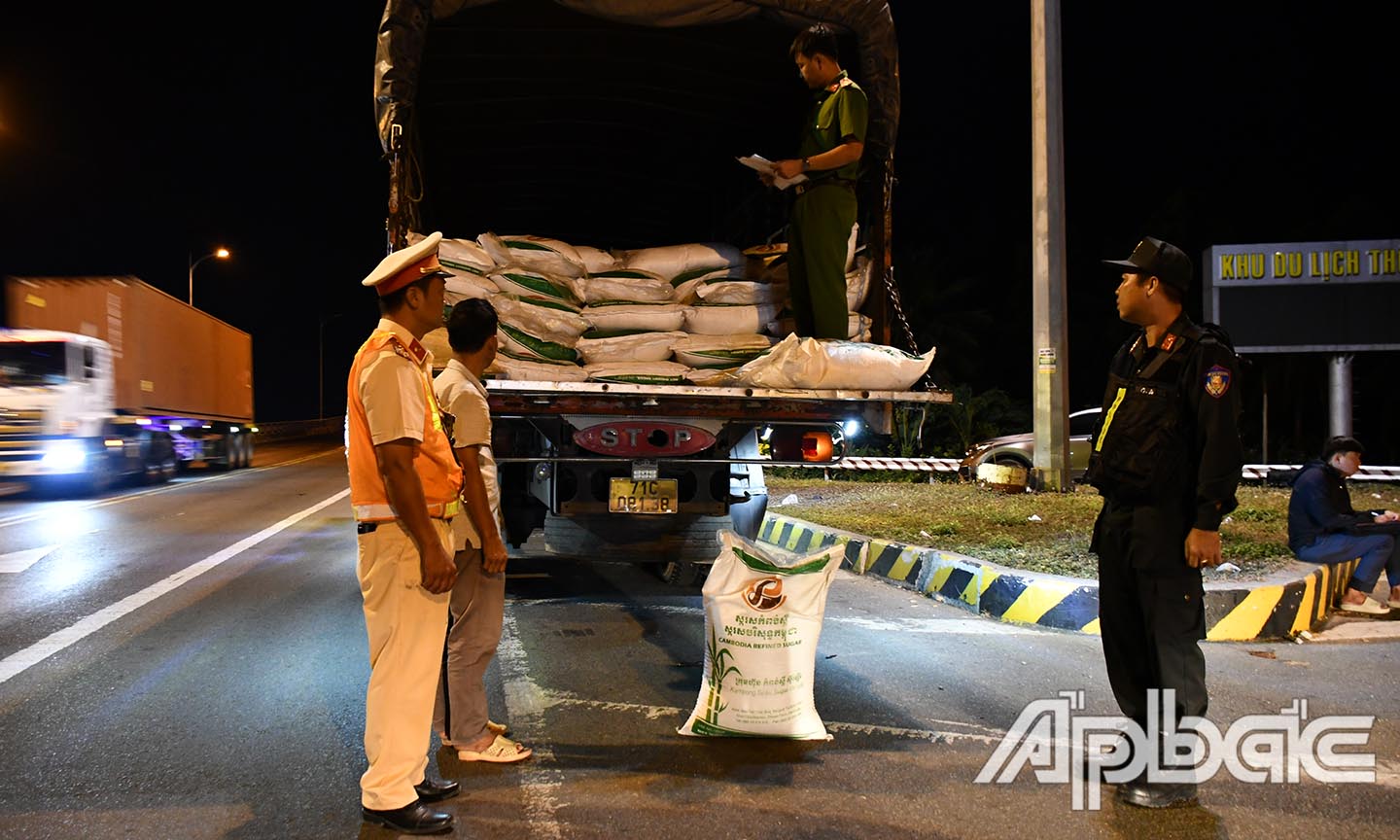 Lực lượng làm nhiệm vụ kiểm tra số đường cát trên phương tiện. Ảnh Trọng Tín.