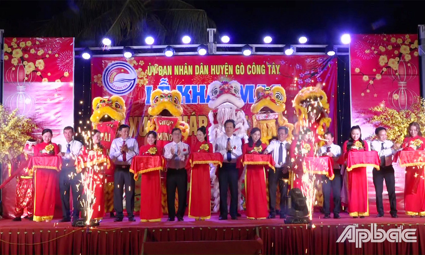 Cắt băng khai mạc hội xuân năm 2024