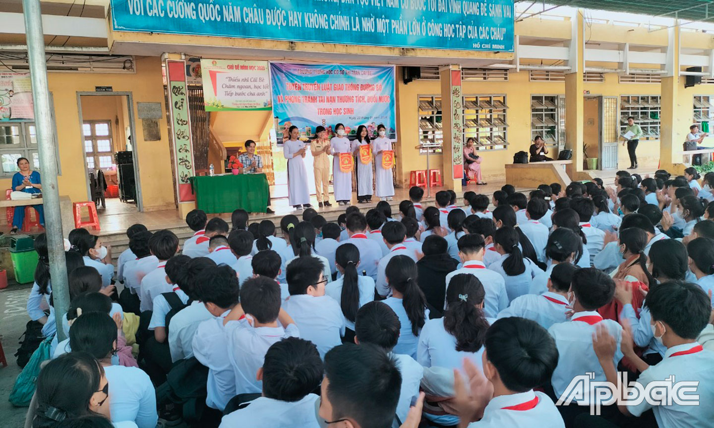 Tuyên truyền ATGT tại các trường học trên địa bàn huyện Cái Bè.