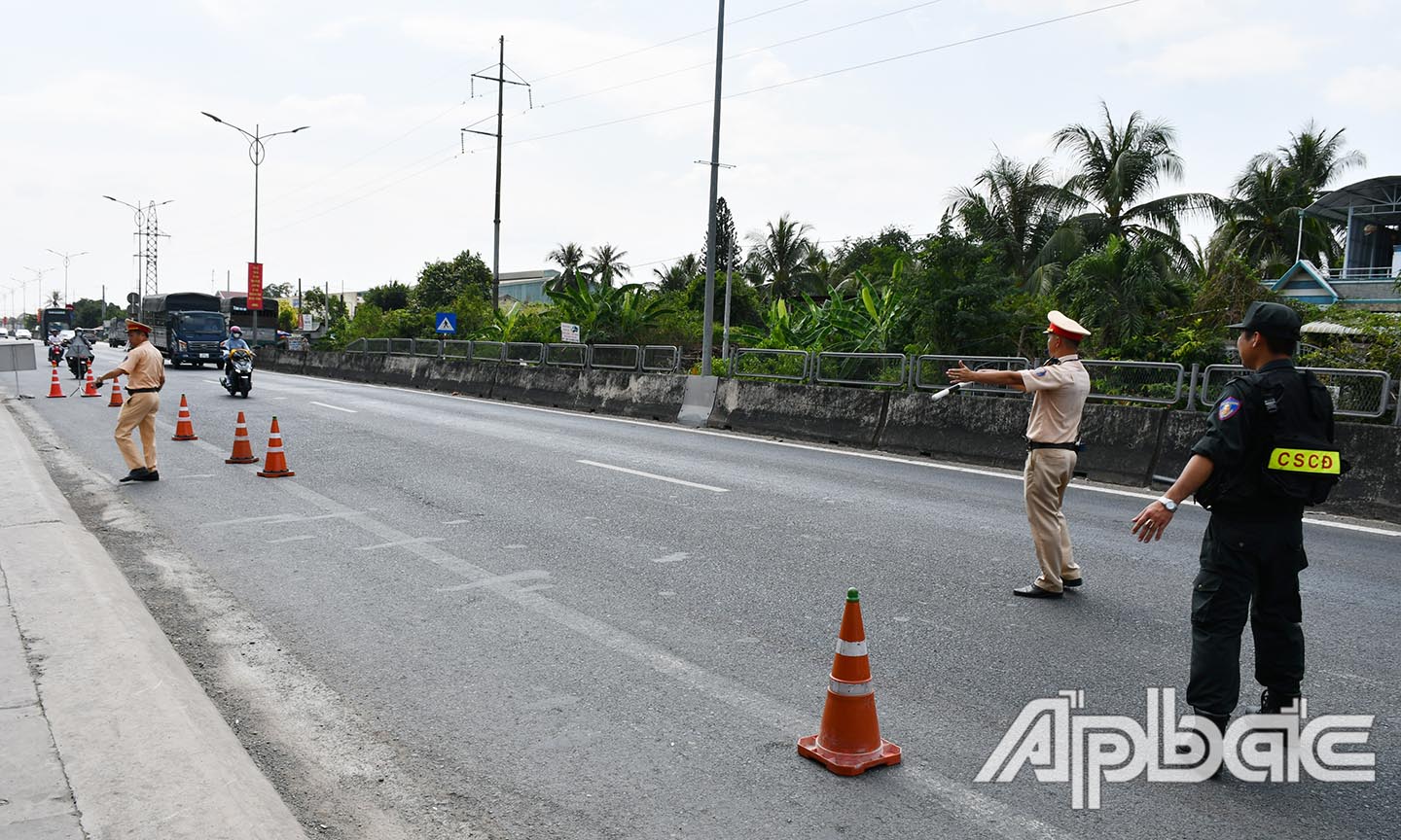 Lực lượng làm nhiệm vụ tuần tra kiểm soát, xử lý vi phạm về chạy quá tộc độ trên Quốc lộ 1. Ảnh Trọng Tín copy