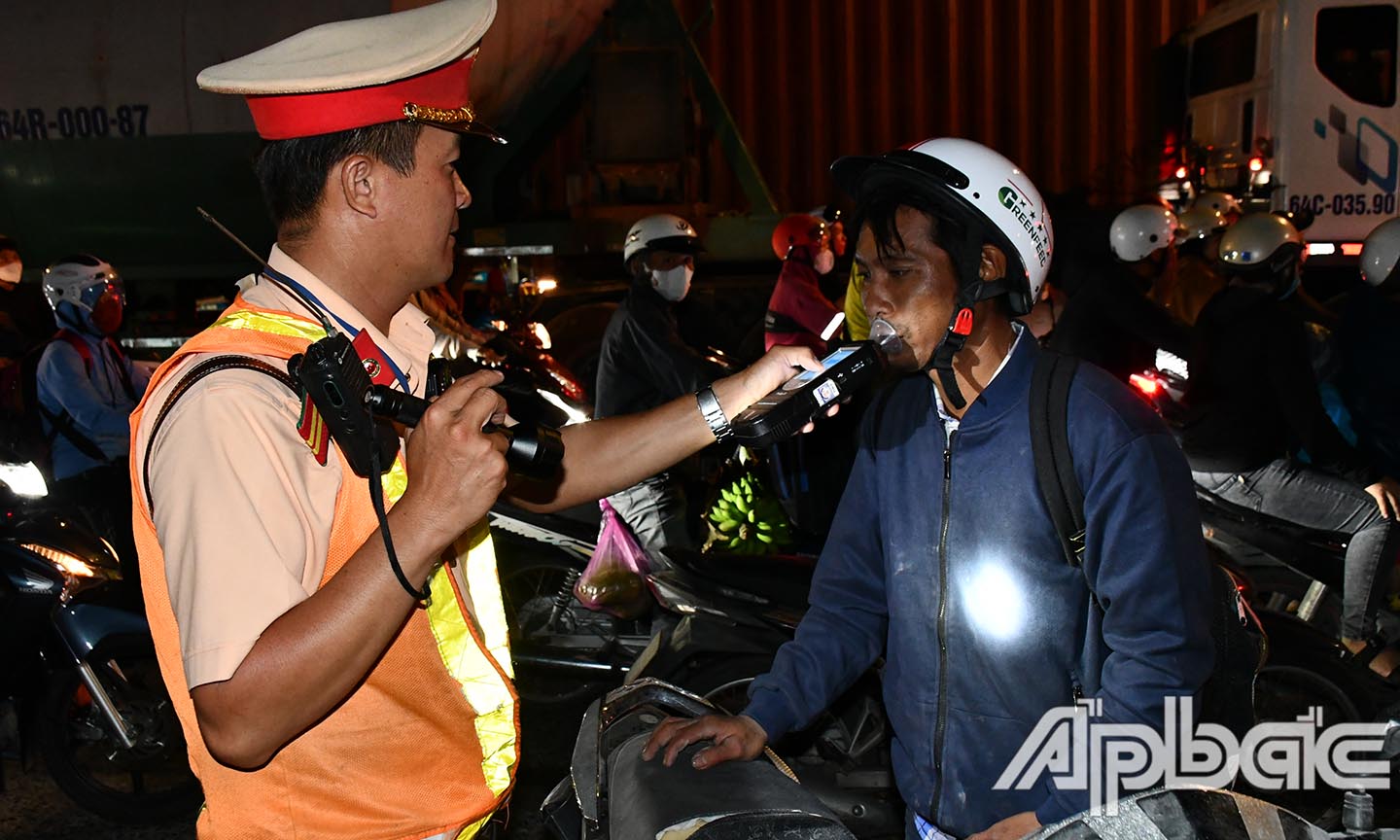 Lực lượng Cảnh sát giao thông kiểm tra nồng độ cồn. Ảnh Trọng Tín (1) copy